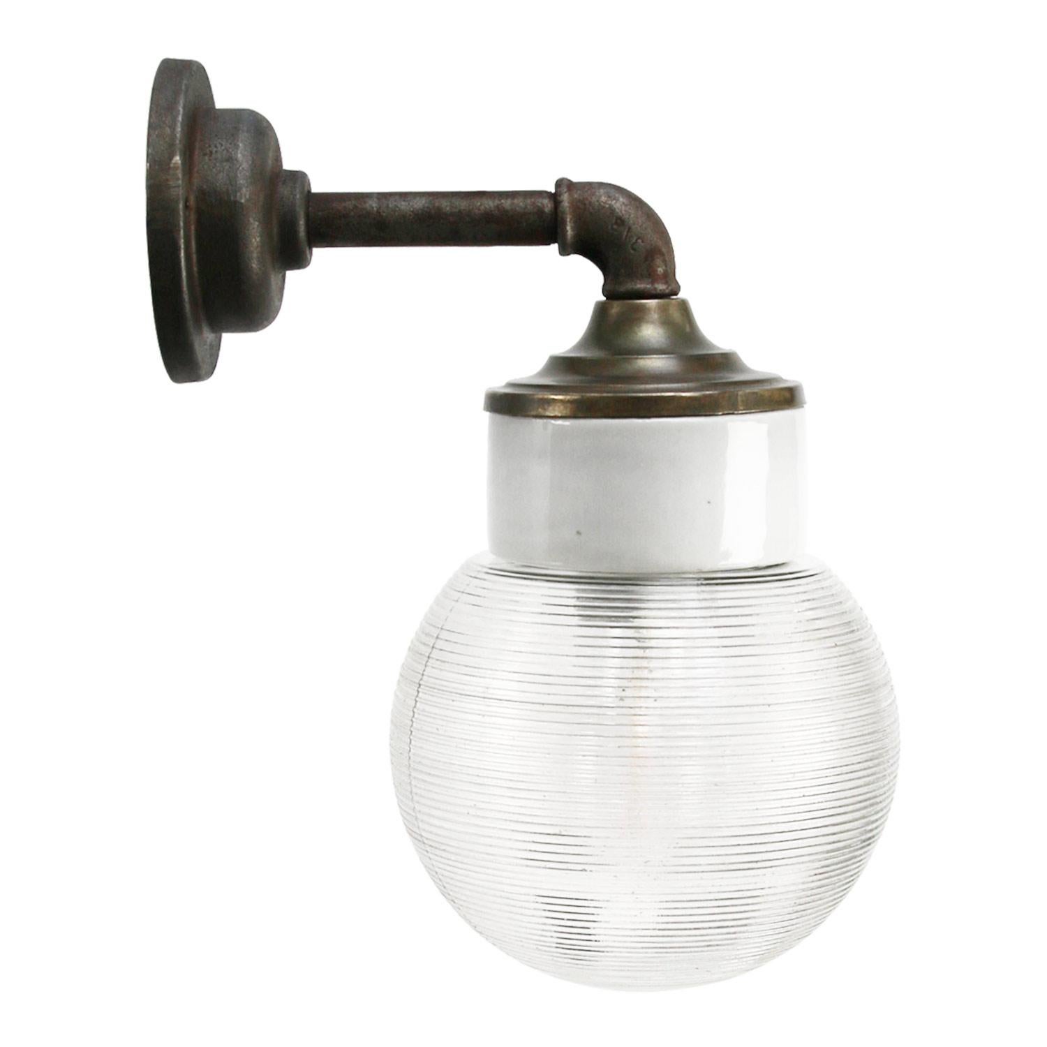 Porcelain Industrial wall lamp.
White porcelain, brass and cast iron
Clear striped glass.
2 conductors, no ground.

Diameter wall mount 10.5 cm / 4”.
2 holes to secure.

For use inside only

Measures: Weight: 2.05 kg / 4.5 lb

Priced per individual