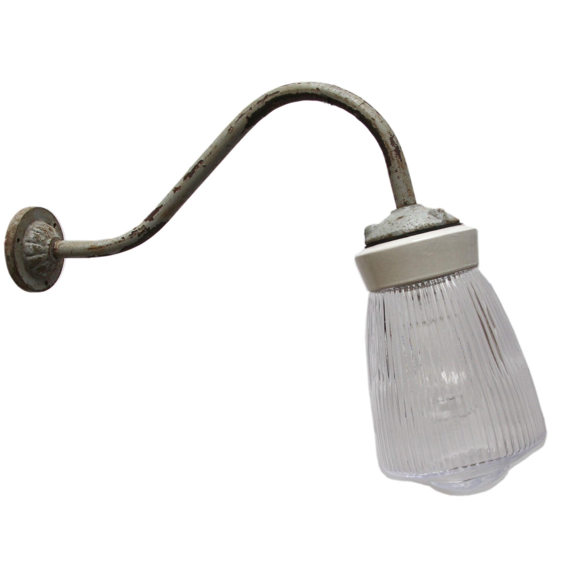 Industrial wall light.
Cast iron and porcelain top, clear ribbed Holophane glass.
Diameter cast iron wall mount: 9 cm, 3 holes to secure.

Weight: 2.0 kg / 4.4 lb

Priced per individual item. All lamps have been made suitable by international