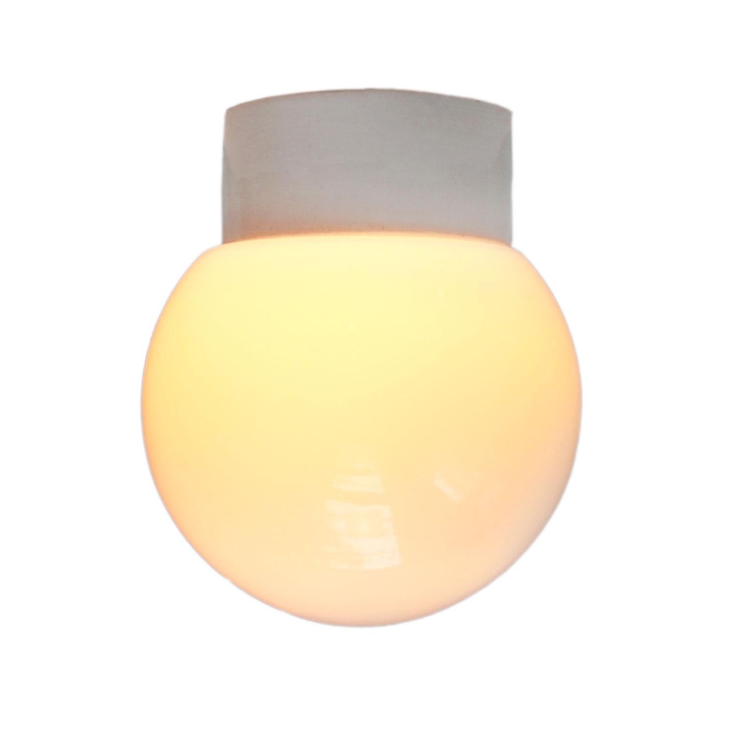 Industriale Lampada da parete in porcellana bianca, vetro opalino industriale vintage, sconce in vendita