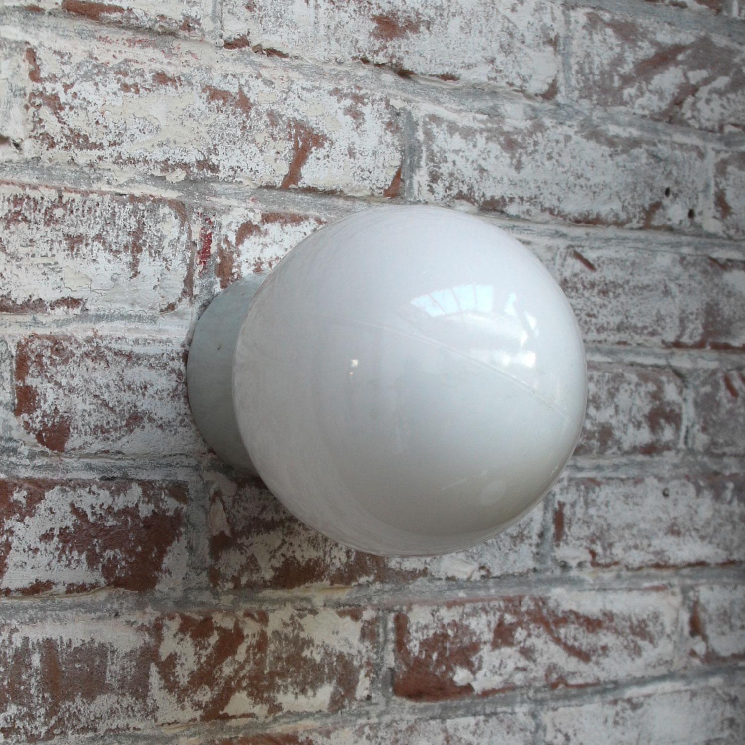 Tedesco Lampada da parete in porcellana bianca, vetro opalino industriale vintage, sconce in vendita