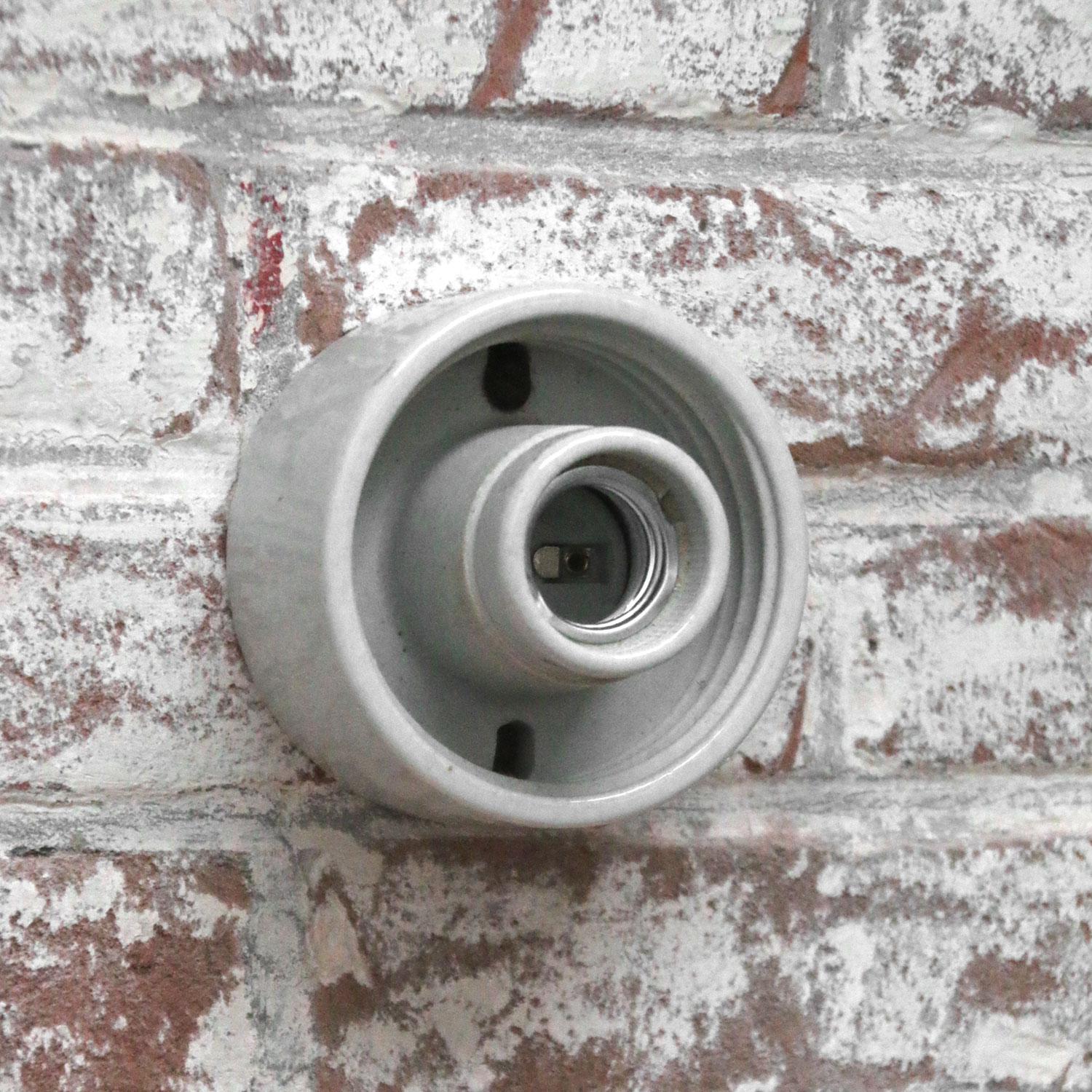 Lampada da parete in porcellana bianca, vetro opalino industriale vintage, sconce In condizioni buone in vendita a Amsterdam, NL