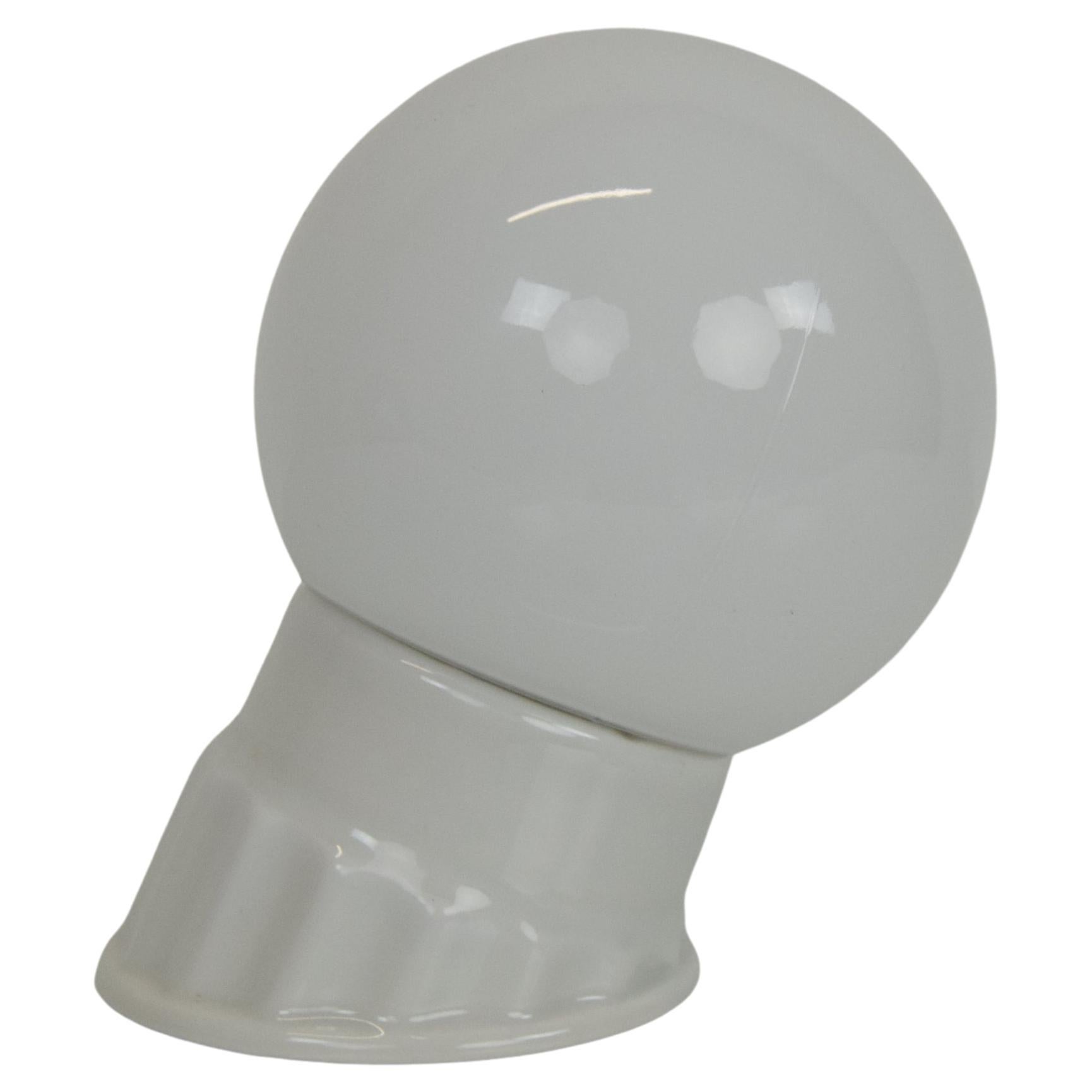 Lampada da parete in porcellana bianca vintage industriale con vetro opalino, anni '50