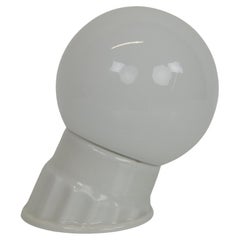 Lampada da parete in porcellana bianca vintage industriale con vetro opalino, anni '50