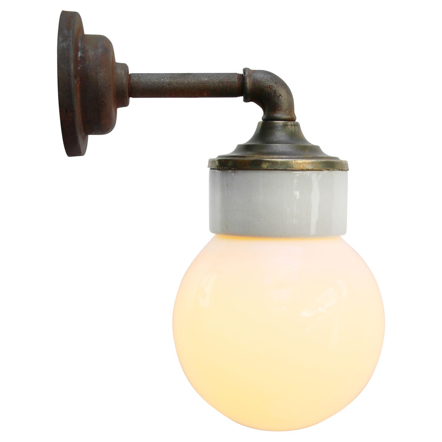 Moulage Lampe murale en porcelaine blanche, verre au lait opalin vintage industriel, laiton Scones en vente