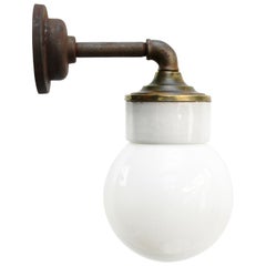Vintage-Wandleuchter aus weißem Porzellan mit industriellem Opal, Milchglas, Milchglas und Messing