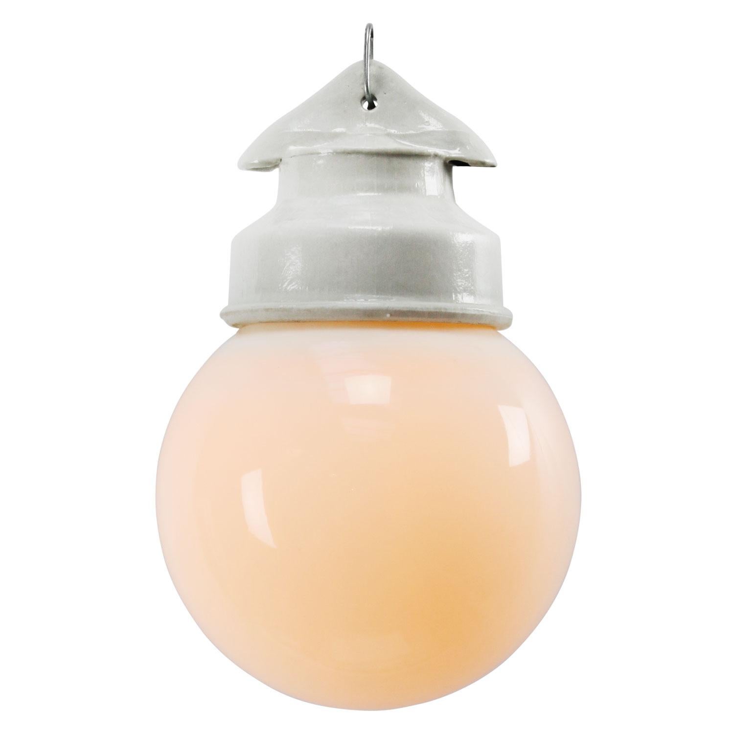 Industriel Lampes à suspension industrielles vintage en porcelaine blanche et verre dépoli opalin en vente