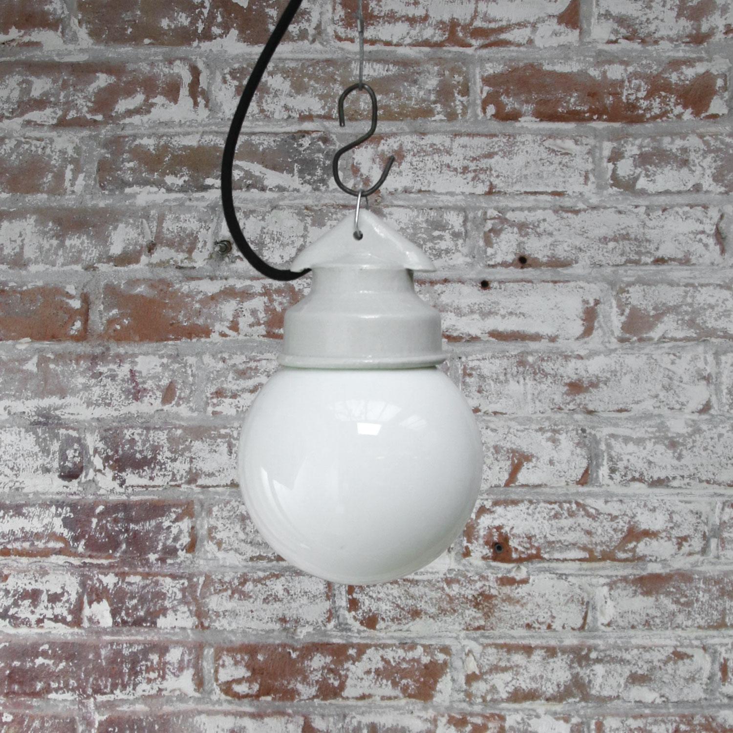 Lampes à suspension industrielles vintage en porcelaine blanche et verre dépoli opalin Bon état - En vente à Amsterdam, NL