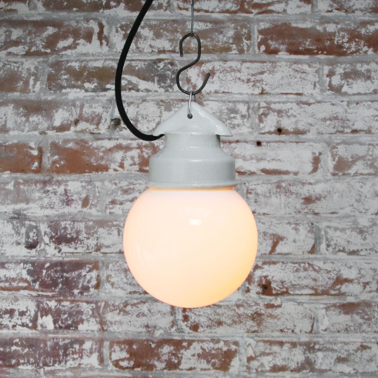 20ième siècle Lampes à suspension industrielles vintage en porcelaine blanche et verre dépoli opalin en vente