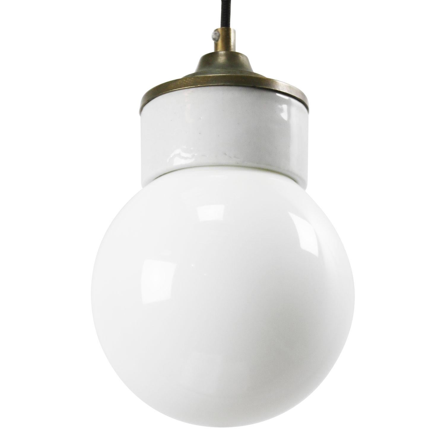 Néerlandais Lampes à suspension industrielles vintage en laiton avec verre opalin blanc et porcelaine blanche en vente