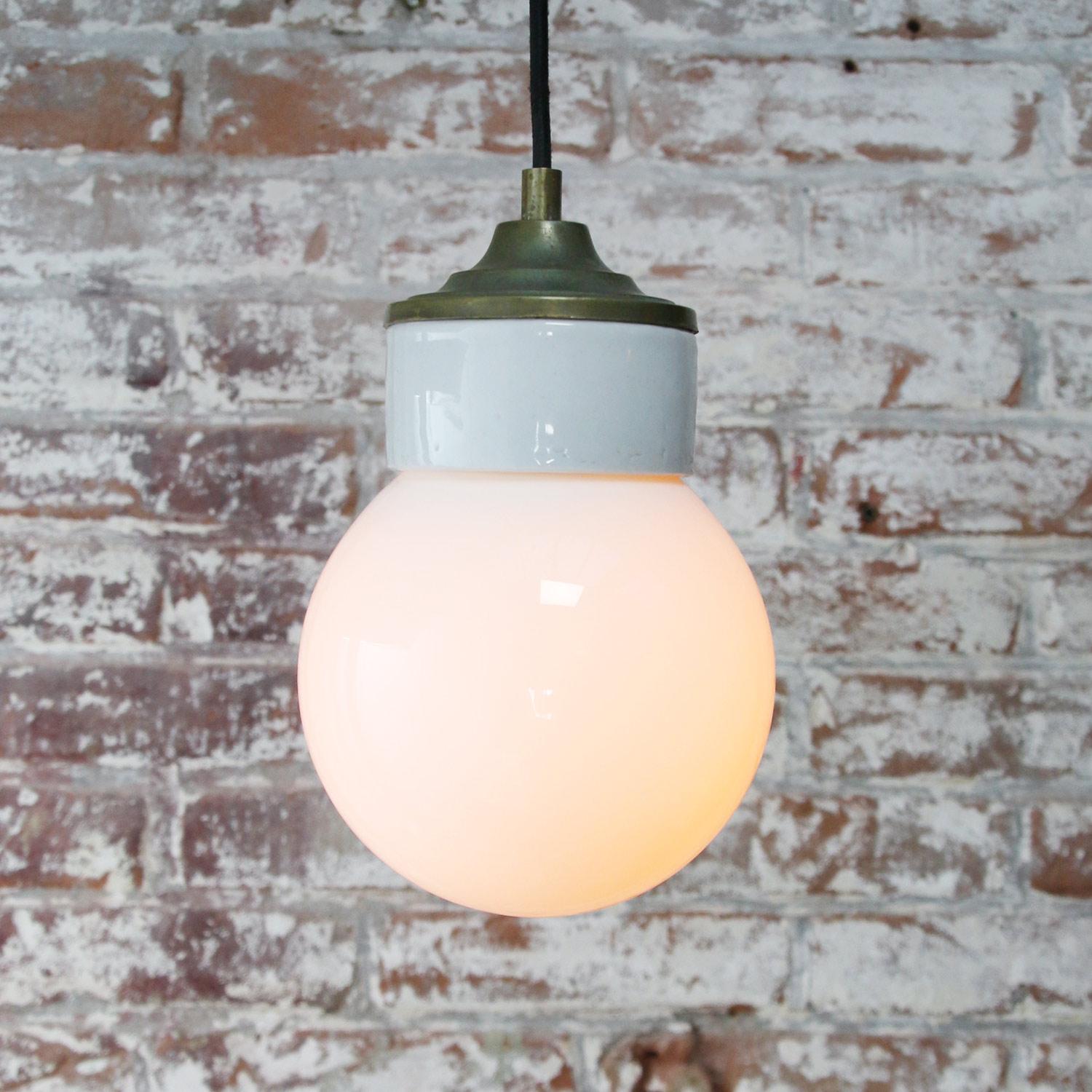 20ième siècle Lampes à suspension industrielles vintage en laiton avec verre opalin blanc et porcelaine blanche en vente