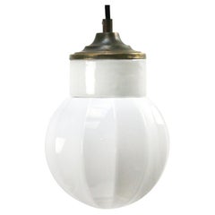 Lights en porcelaine blanche, verre opalin blanc, pendentifs en laiton vintage industriel