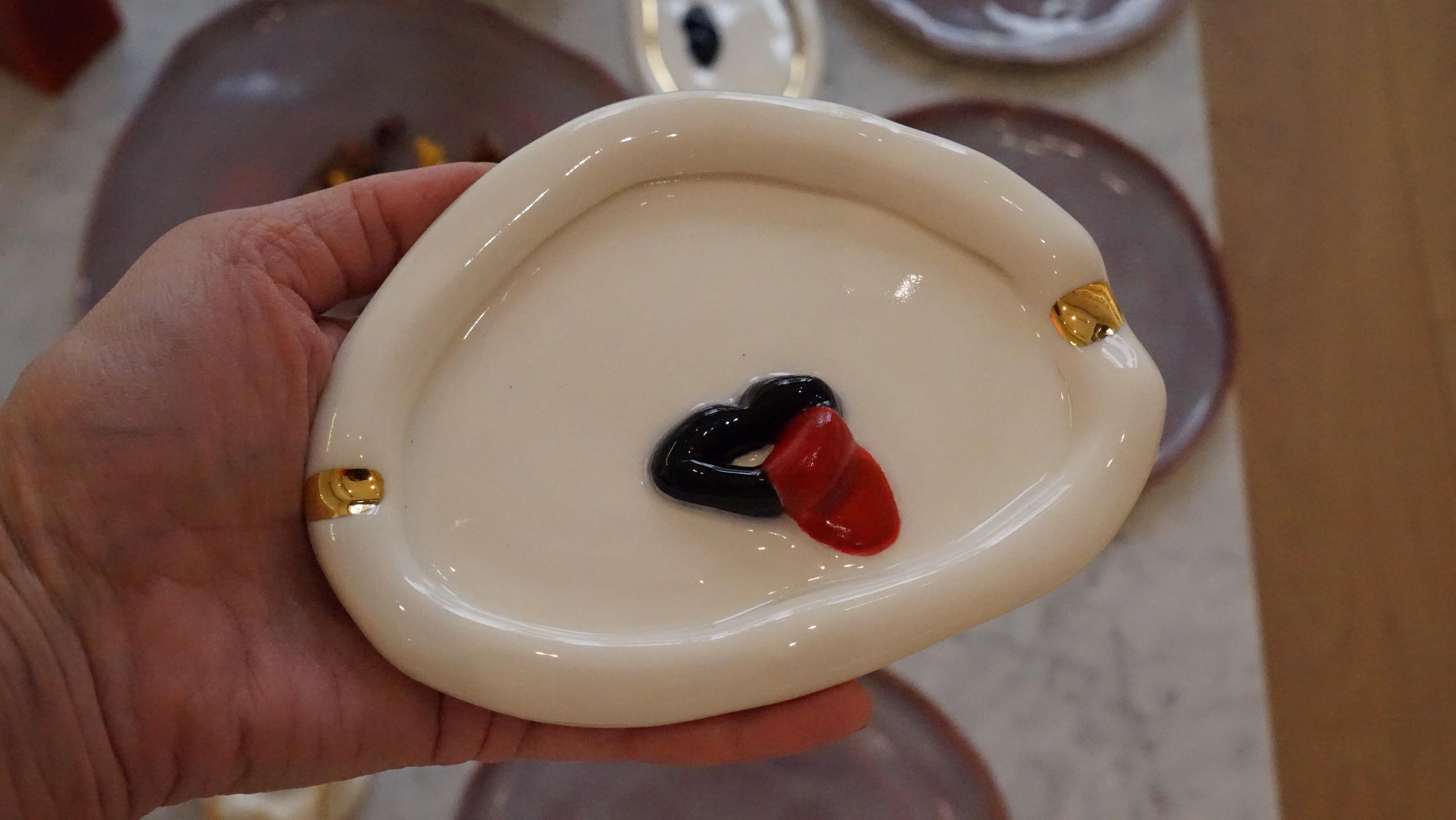 Porcelana Blanca con Labios Post Moderna Inspirada por Hania Jneid Posmoderno en venta