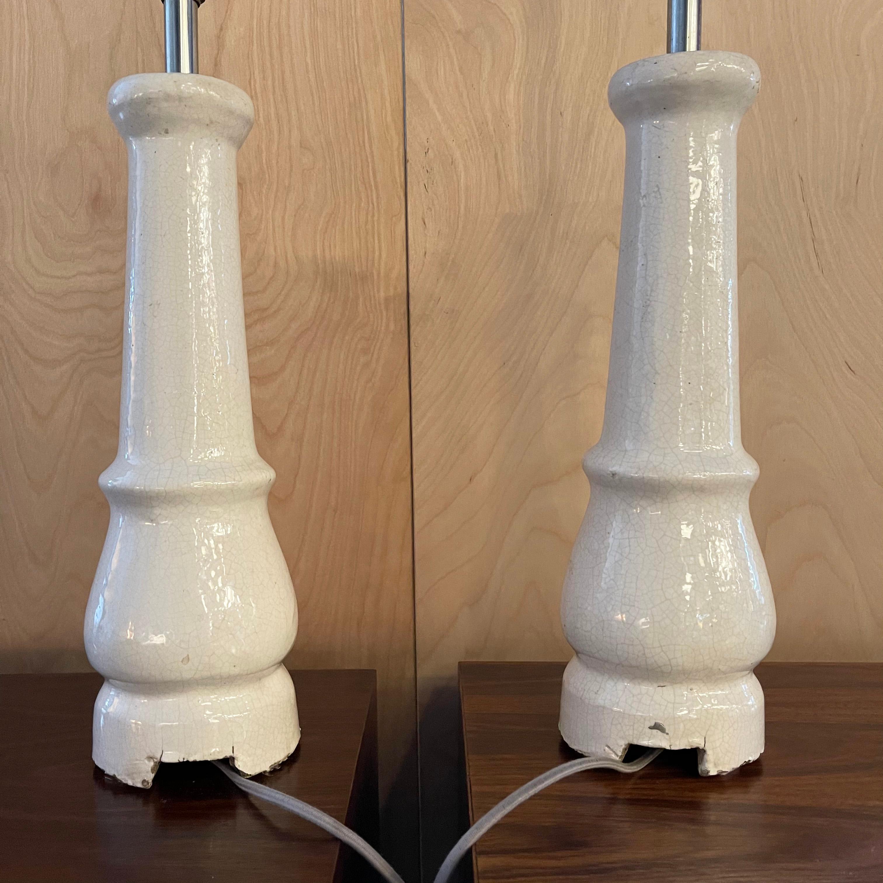 Lampes de table à pieds en porcelaine blanche avec abat-jour en vente 3