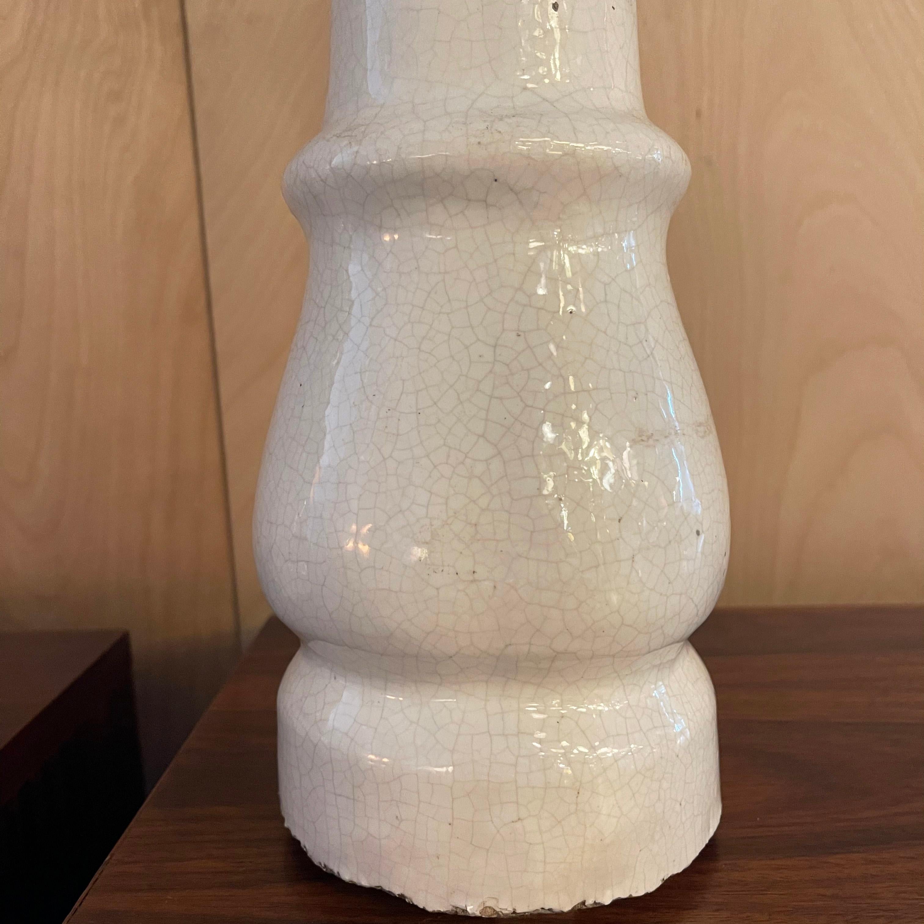 Weiße Tischlampen mit Beinen aus weißem Porzellan und Schirmen im Angebot 4