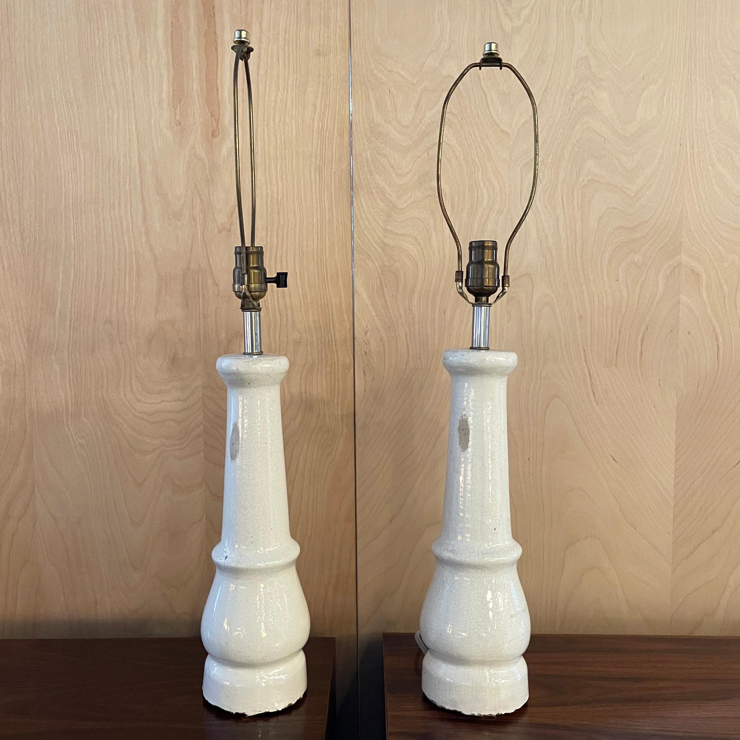 Weiße Tischlampen mit Beinen aus weißem Porzellan und Schirmen (20. Jahrhundert) im Angebot