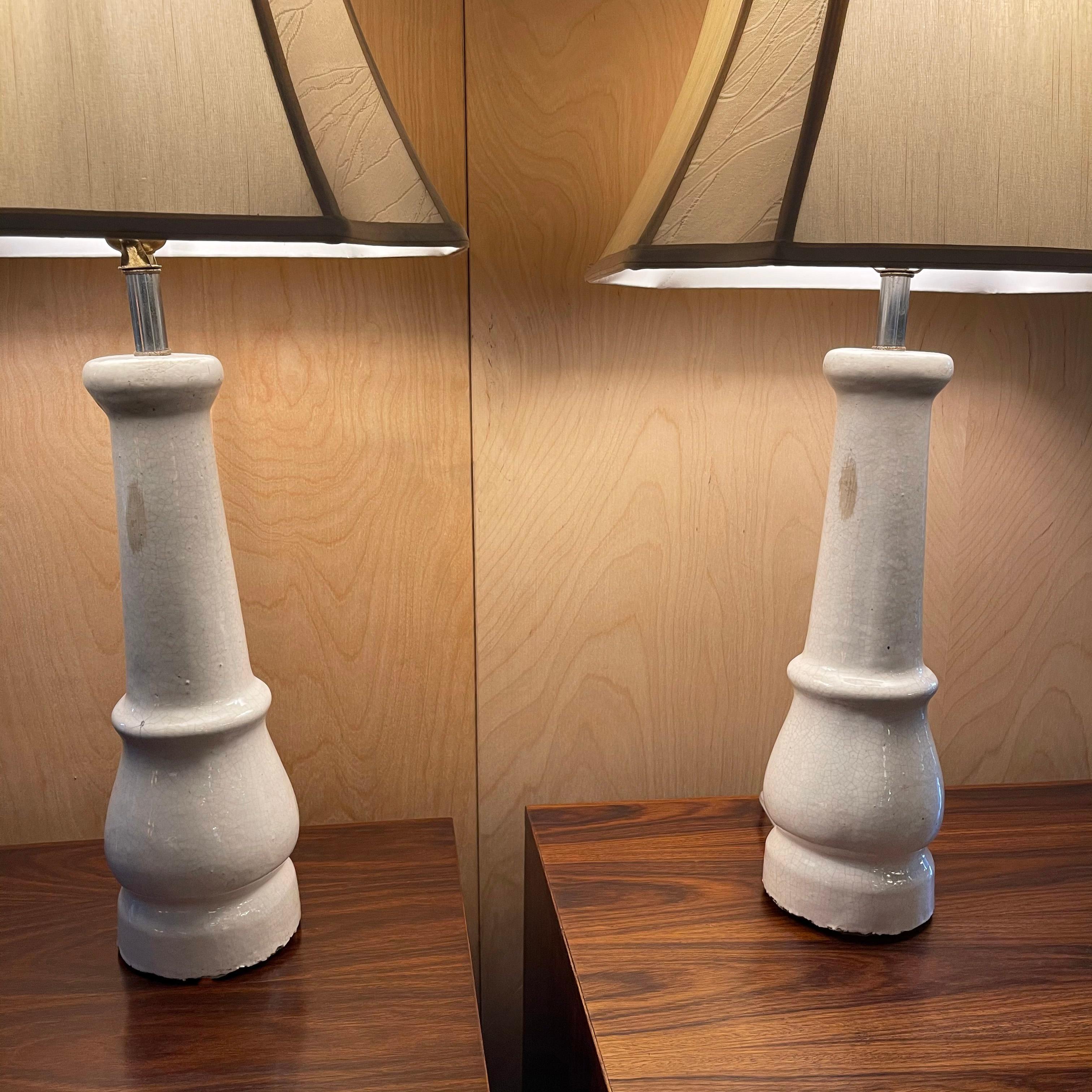 Lampes de table à pieds en porcelaine blanche avec abat-jour en vente 1