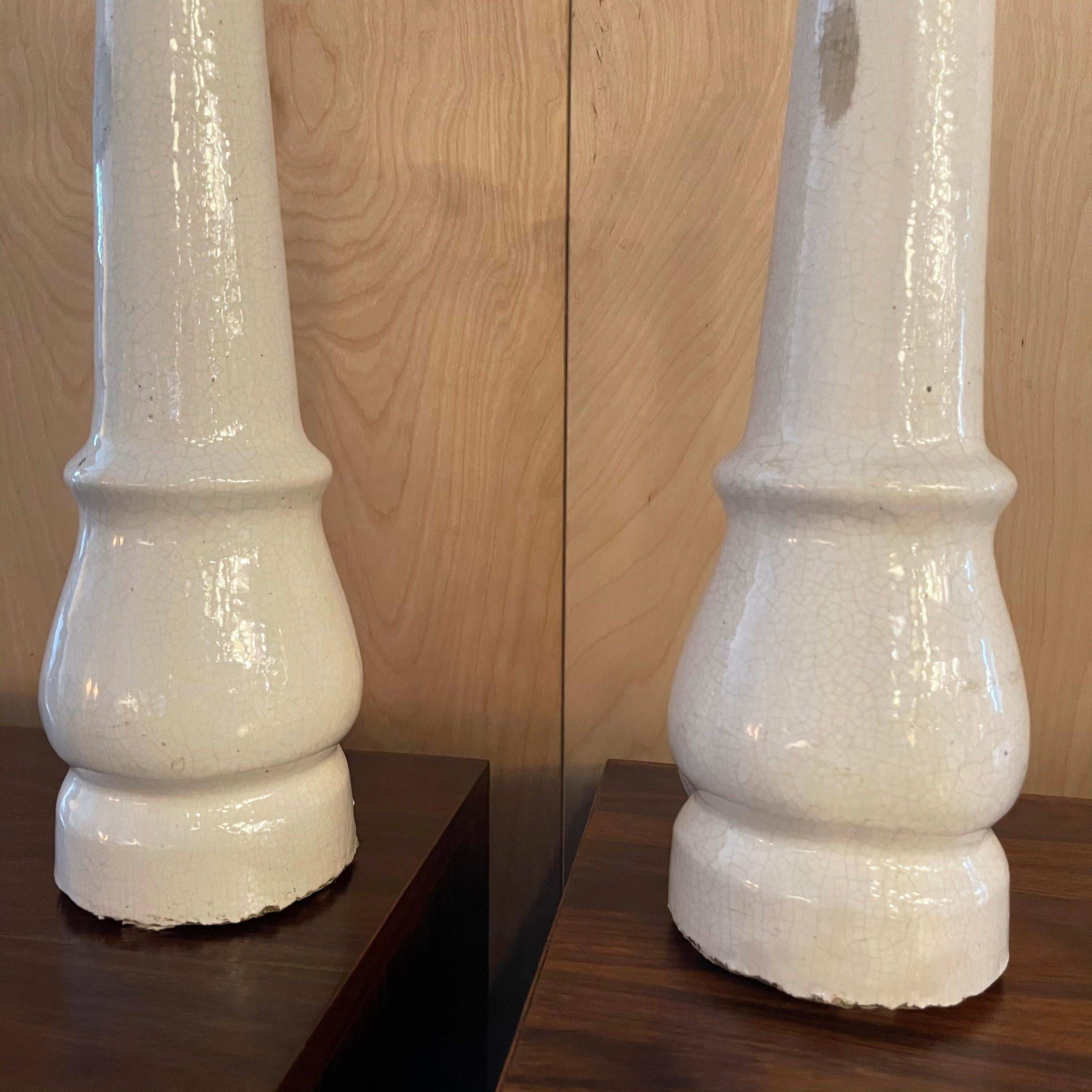 Weiße Tischlampen mit Beinen aus weißem Porzellan und Schirmen im Angebot 2