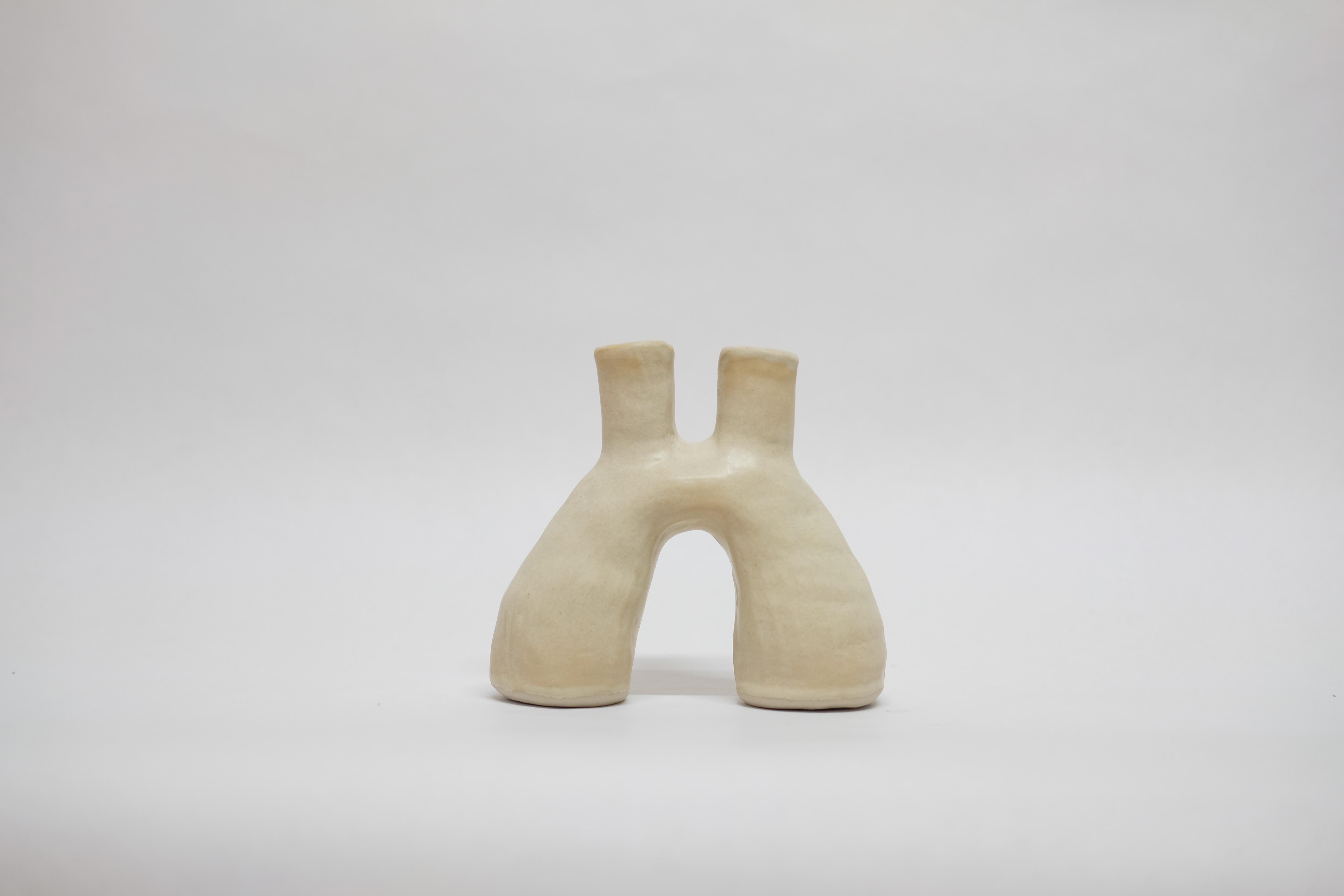 Messicano Vaso in gres White Portal di Camila Apaez in vendita