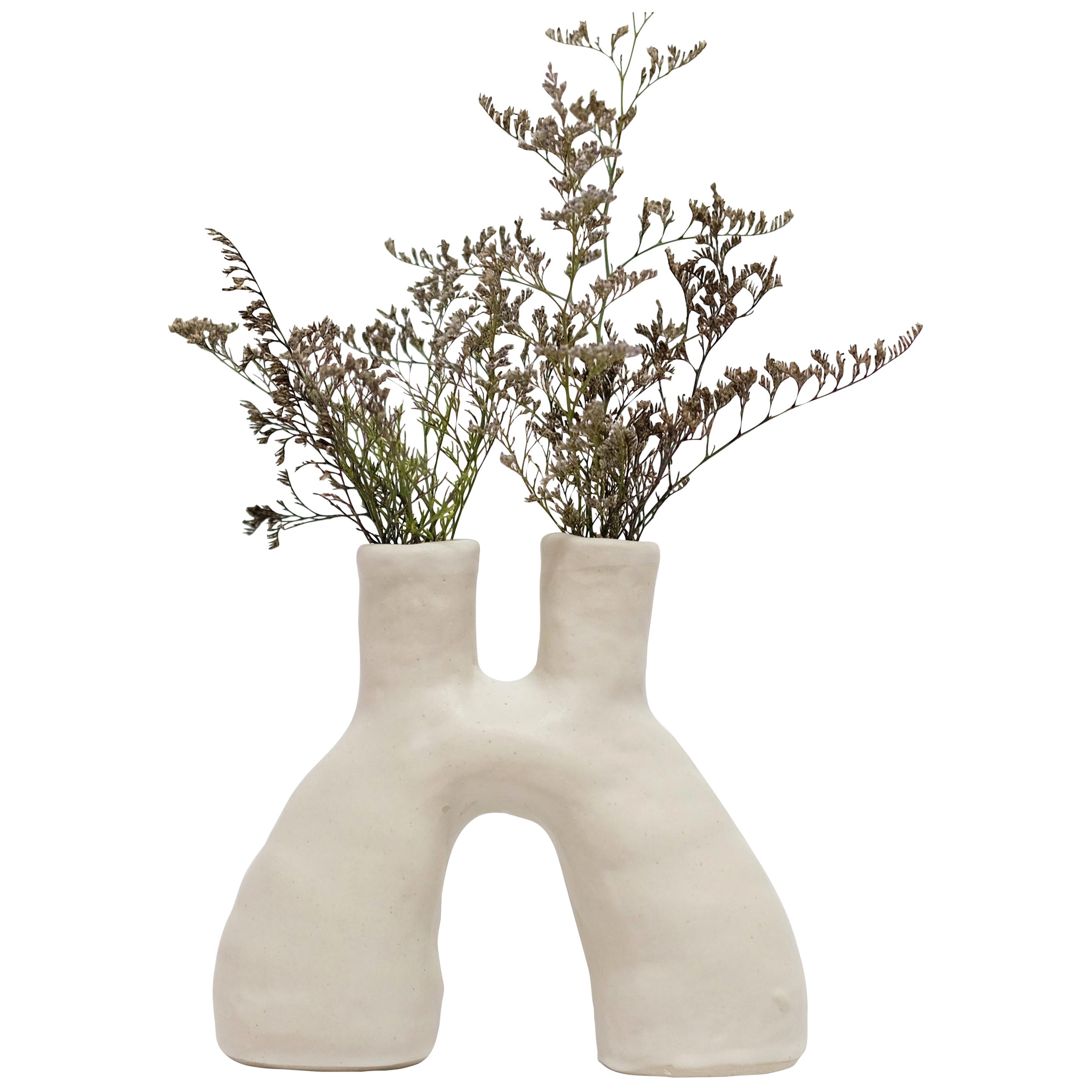 Vase en grès blanc Portal de Camila Apaez en vente
