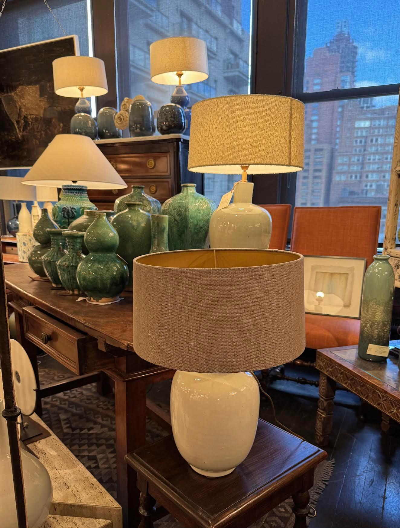 Lampe simple en forme de pot blanc avec abat-jour, Chine, Contemporary Neuf - En vente à New York, NY