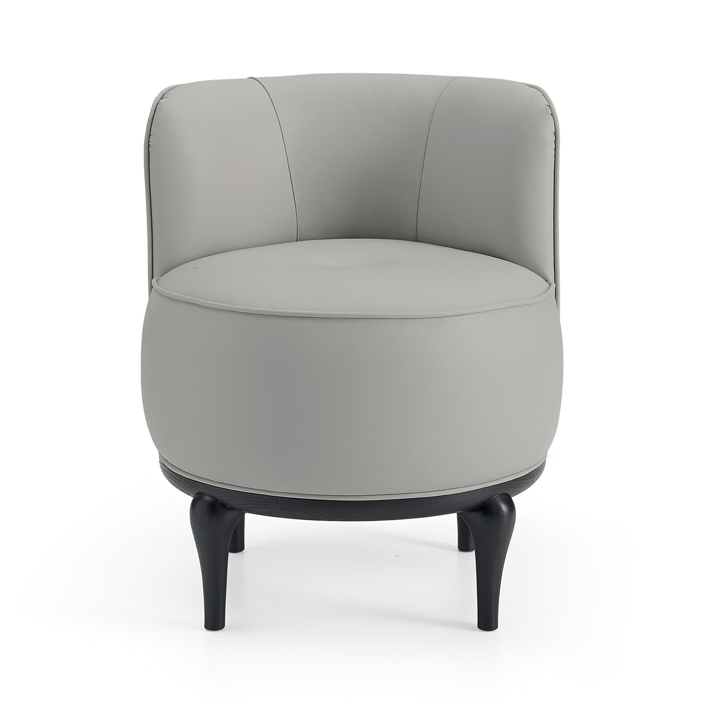 This splendid and innovative pouf exudes extreme comfort and relaxation thanks to its soft seat and to the addition of a welcoming backrest. Resting on a solid ash structure with short but sturdy feet, the seat and backrest are upholstered of fine