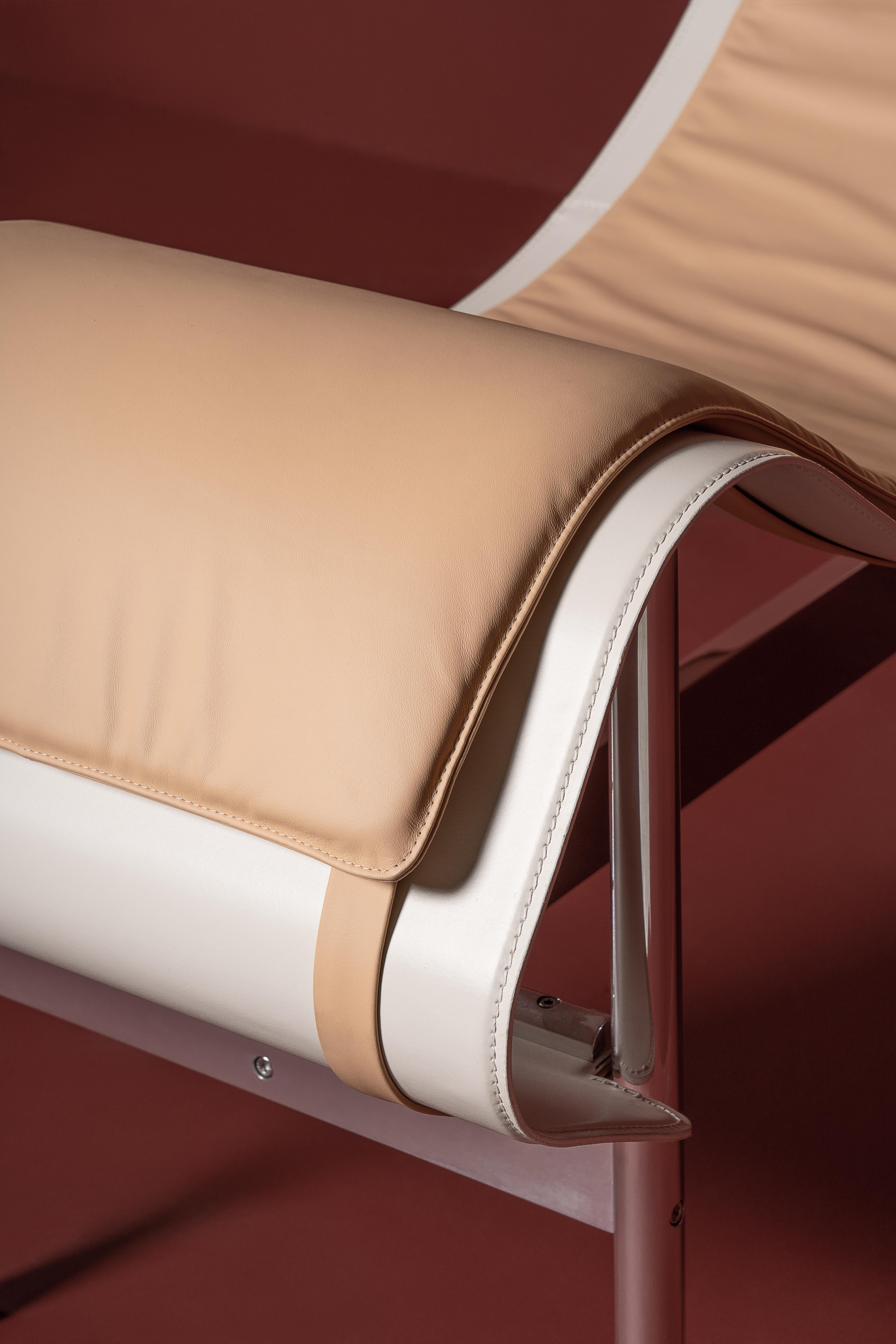 Moderno Chaise Lounge in acciaio verniciato a polvere bianca con piattaforma e cuscini in pelle curvi in vendita