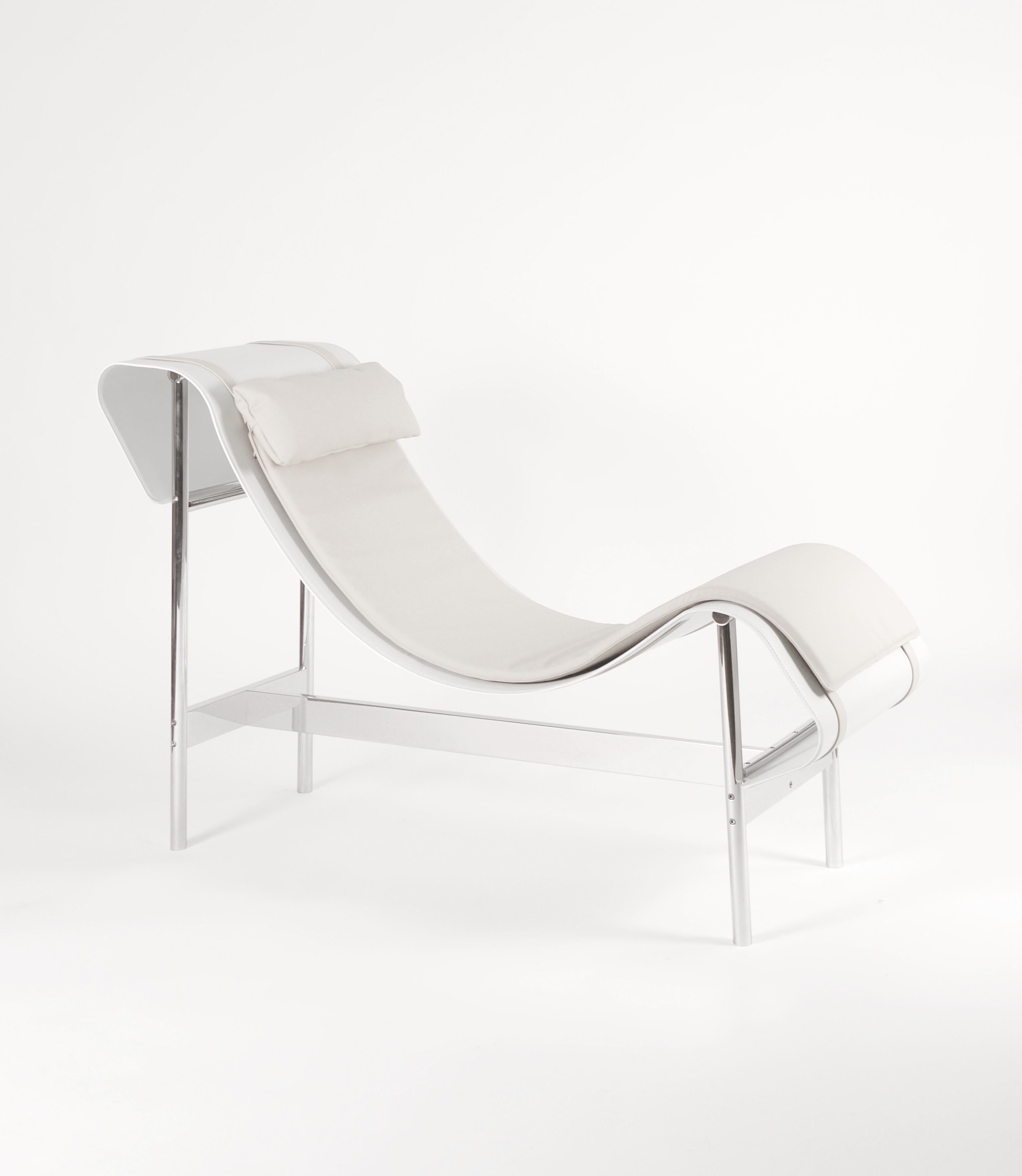 Italiano Chaise Lounge in acciaio verniciato a polvere bianca con piattaforma e cuscini in pelle curvi in vendita