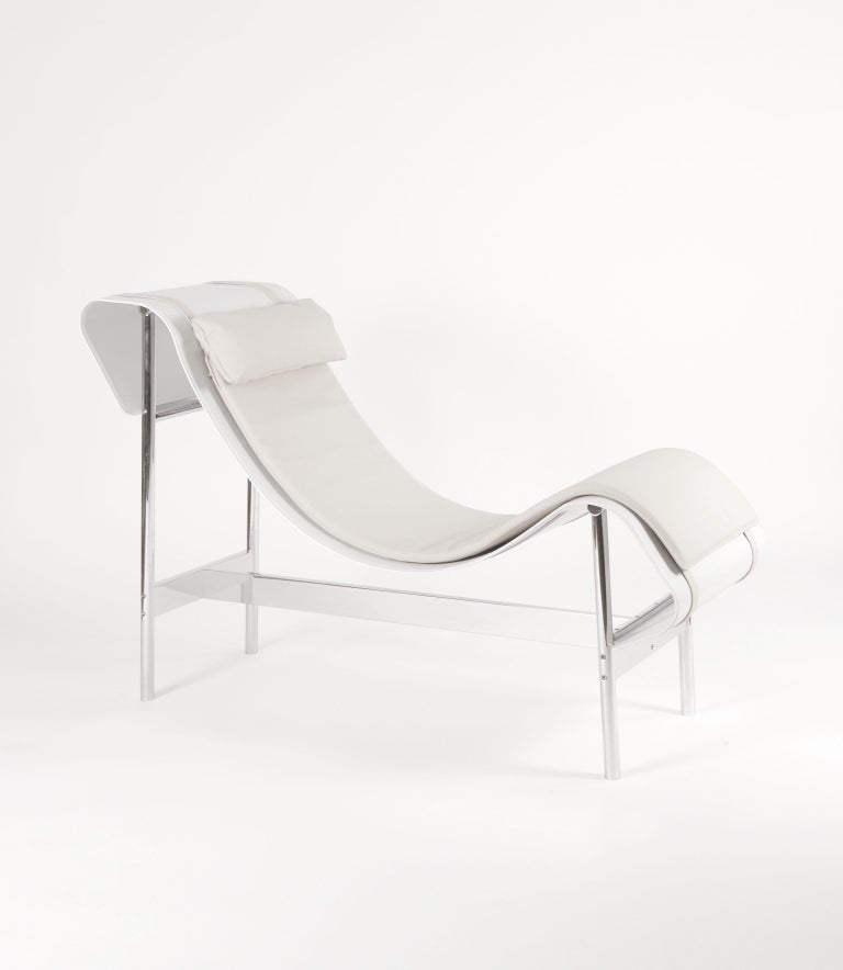 Italian White Powder-Coated Steel Curved Leather Platform and Cushion Chaise Lounge For Sale