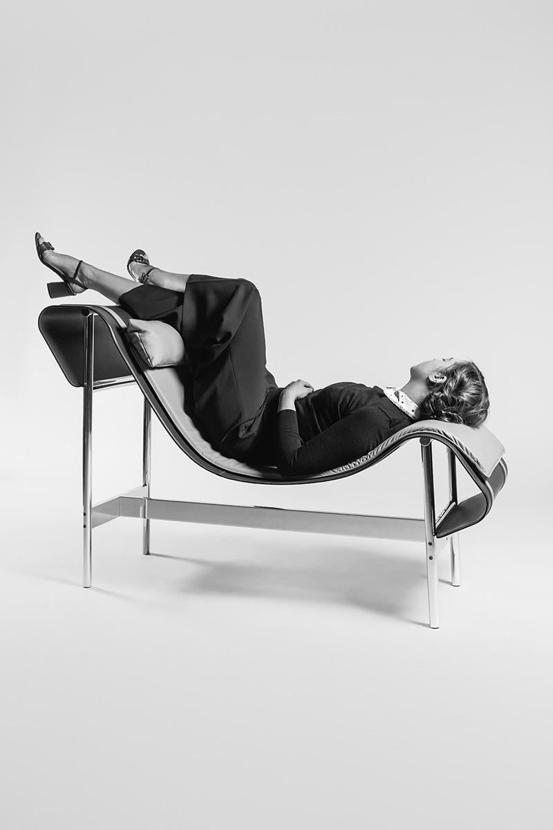 Anodizzato Chaise Lounge in acciaio verniciato a polvere bianca con piattaforma e cuscini in pelle curvi in vendita