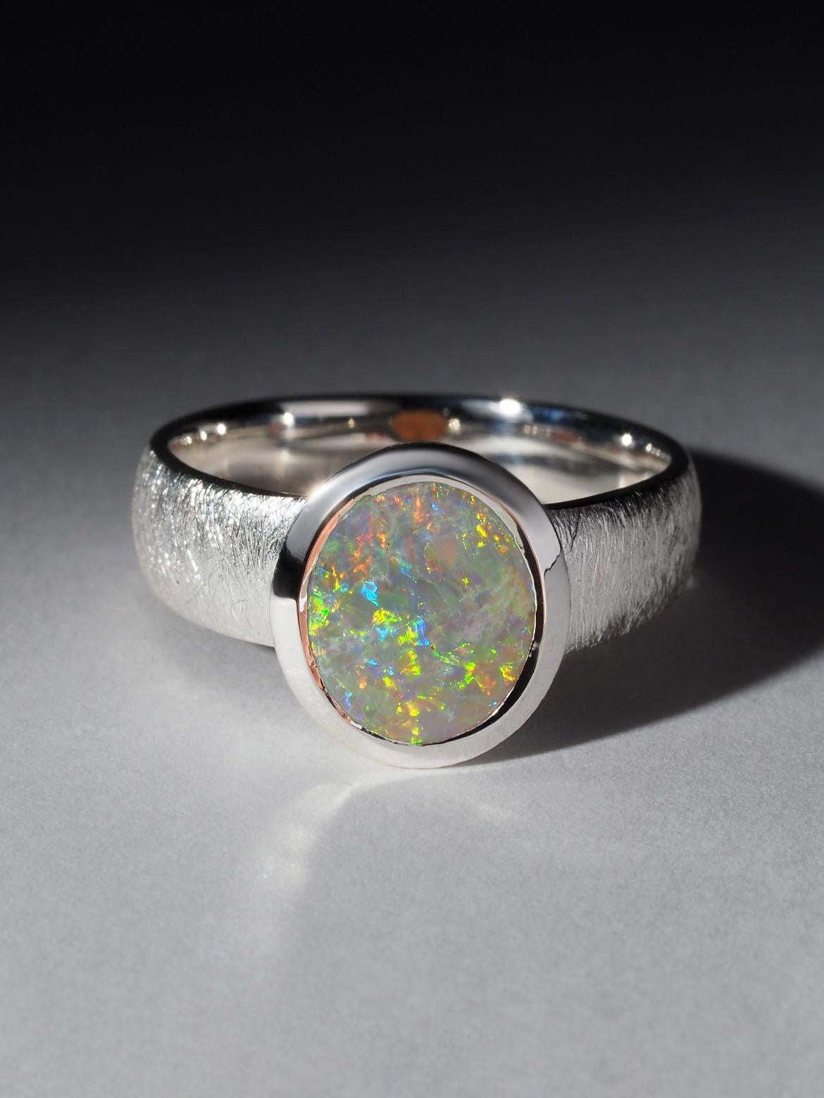 SIlver-Ring mit weißem Precios Opal in Weiß (Kunsthandwerker*in) im Angebot