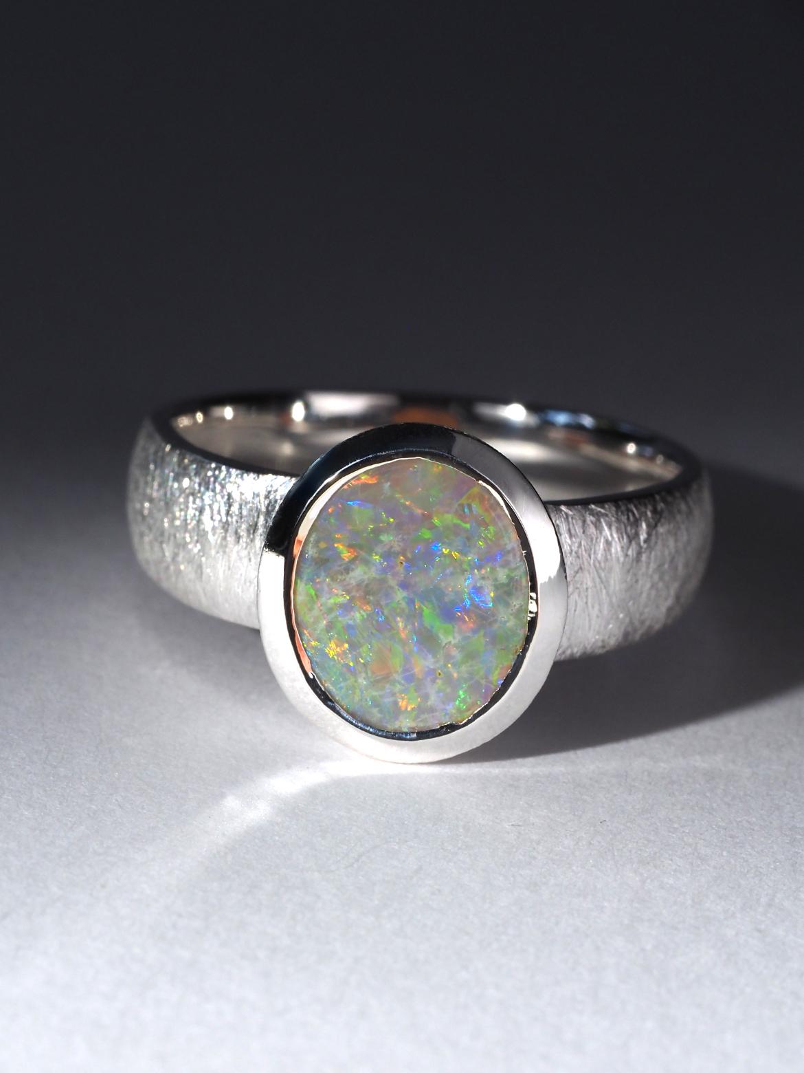 SIlver-Ring mit weißem Precios Opal in Weiß (Ovalschliff) im Angebot