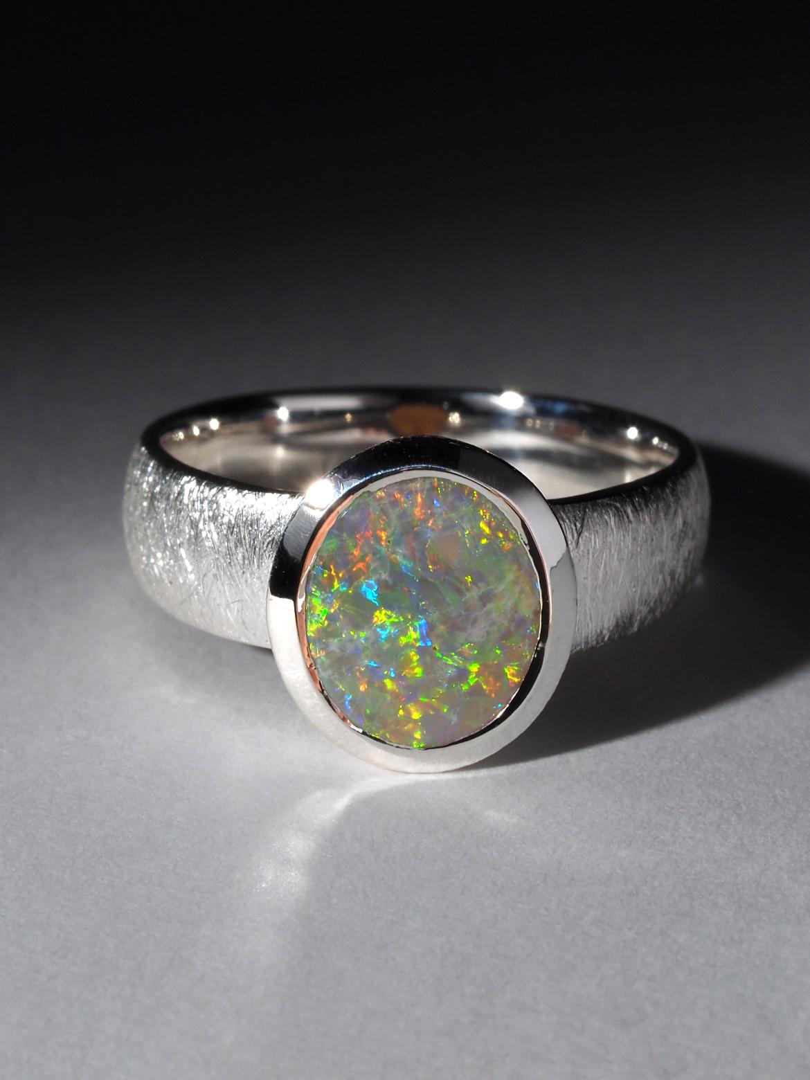 SIlver-Ring mit weißem Precios Opal in Weiß im Zustand „Neu“ im Angebot in Berlin, DE