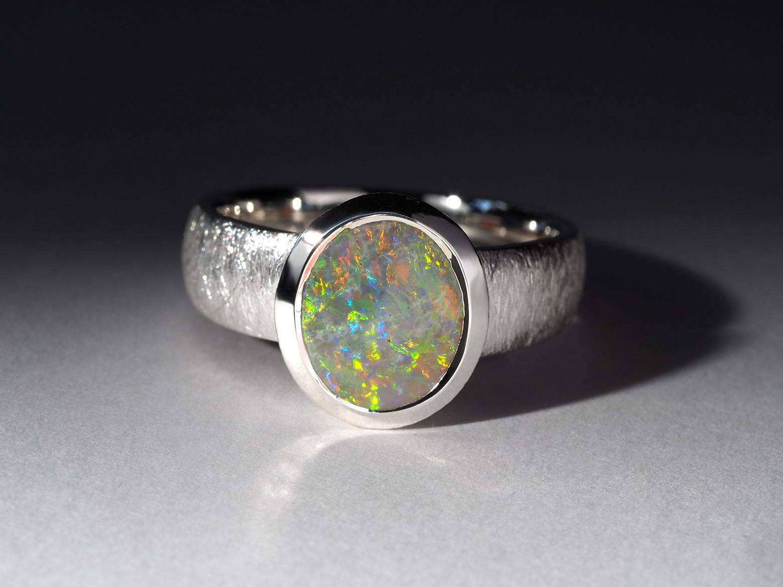 SIlver-Ring mit weißem Precios Opal in Weiß im Angebot 1