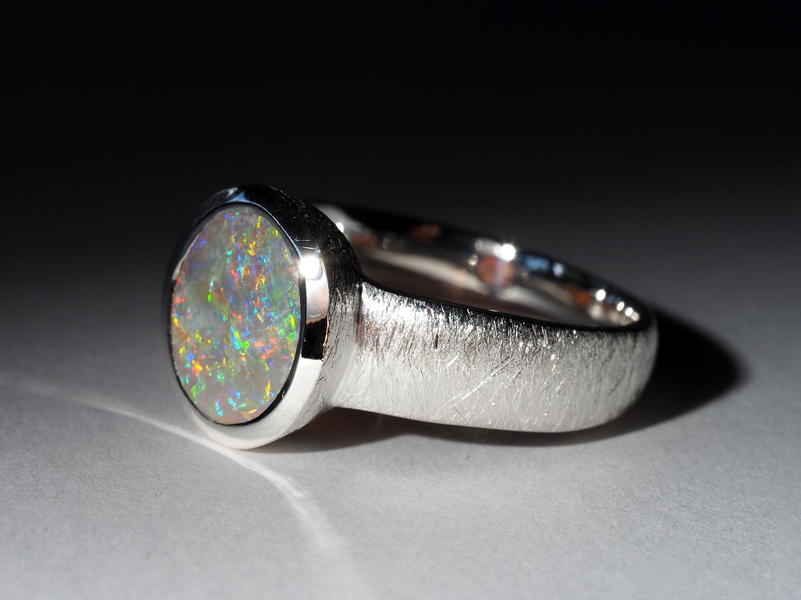 SIlver-Ring mit weißem Precios Opal in Weiß im Angebot 2