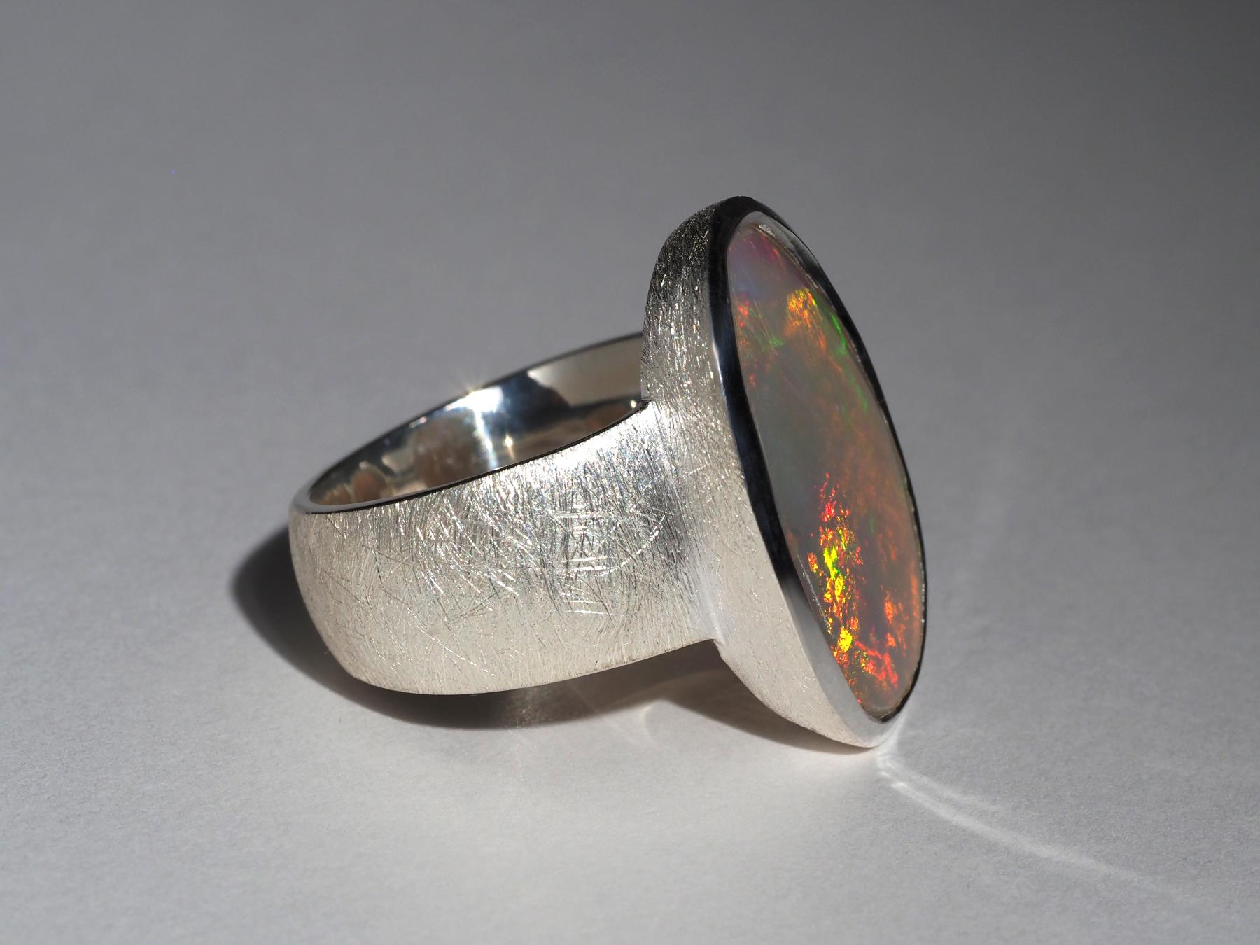 Weißer Edelopal Silber Statement Ring Unregelmäßige ovale Form im Angebot 4