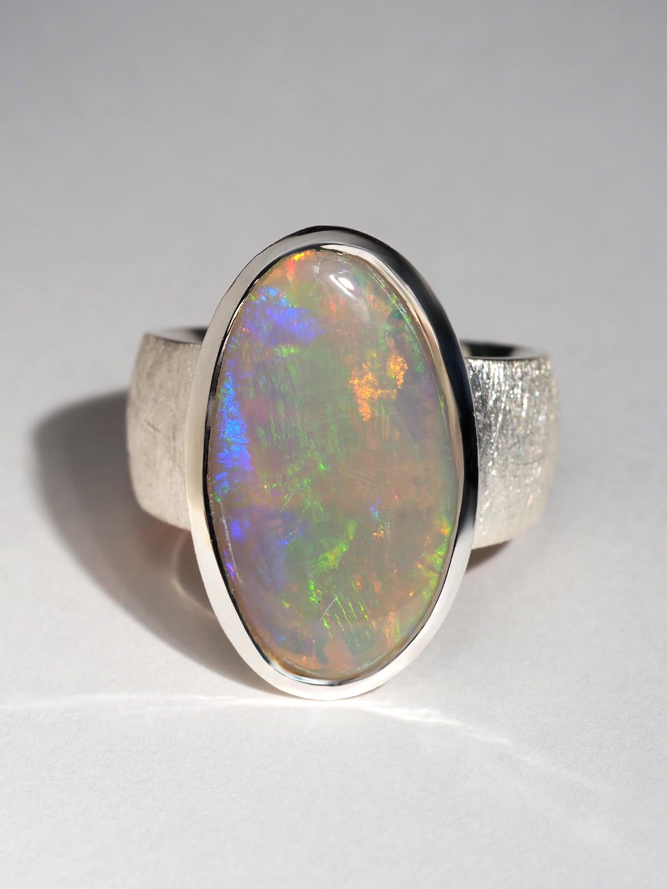 Einzigartiger Silberring mit natürlichem kostbarem Opal im unregelmäßigen ovalen Cabochon-Schliff
Opal Herkunft - Australien
Farben der Opaleszenz - rot, blau, grün, gelb, orange
Edelsteinmessungen  13 х 23 mm
Ringgröße - 8 1/2 US, Durchmesser 18,5