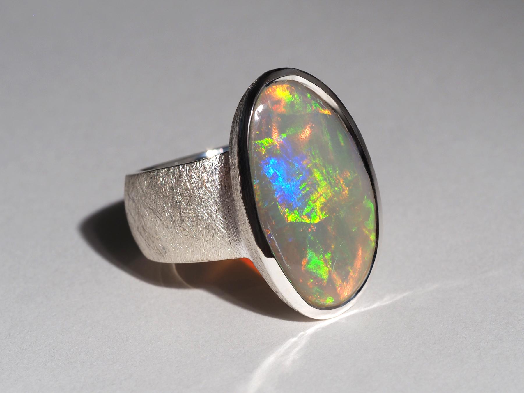 Weißer Edelopal Silber Statement Ring Unregelmäßige ovale Form (Kunsthandwerker*in) im Angebot