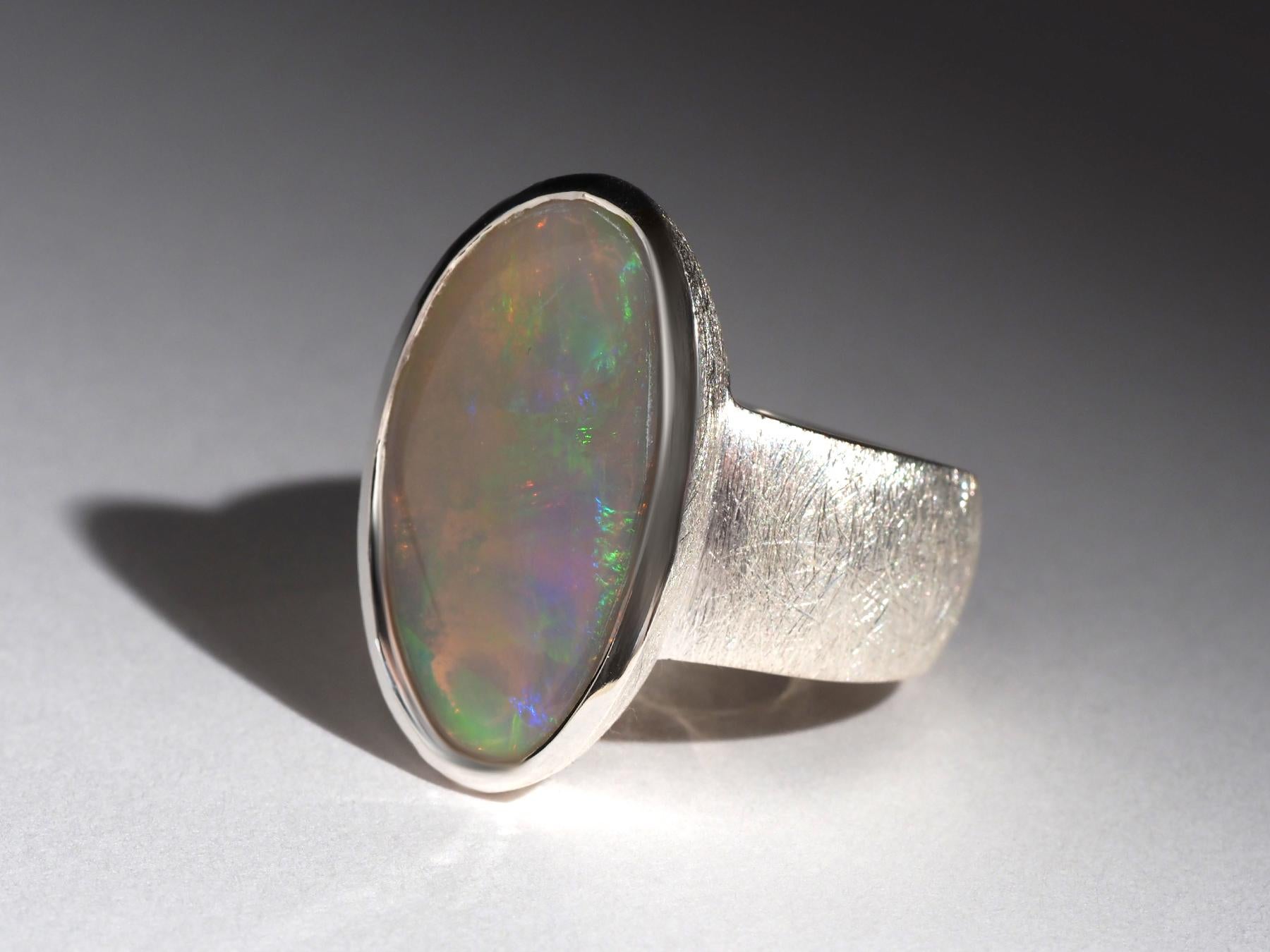 Weißer Edelopal Silber Statement Ring Unregelmäßige ovale Form (Ovalschliff) im Angebot