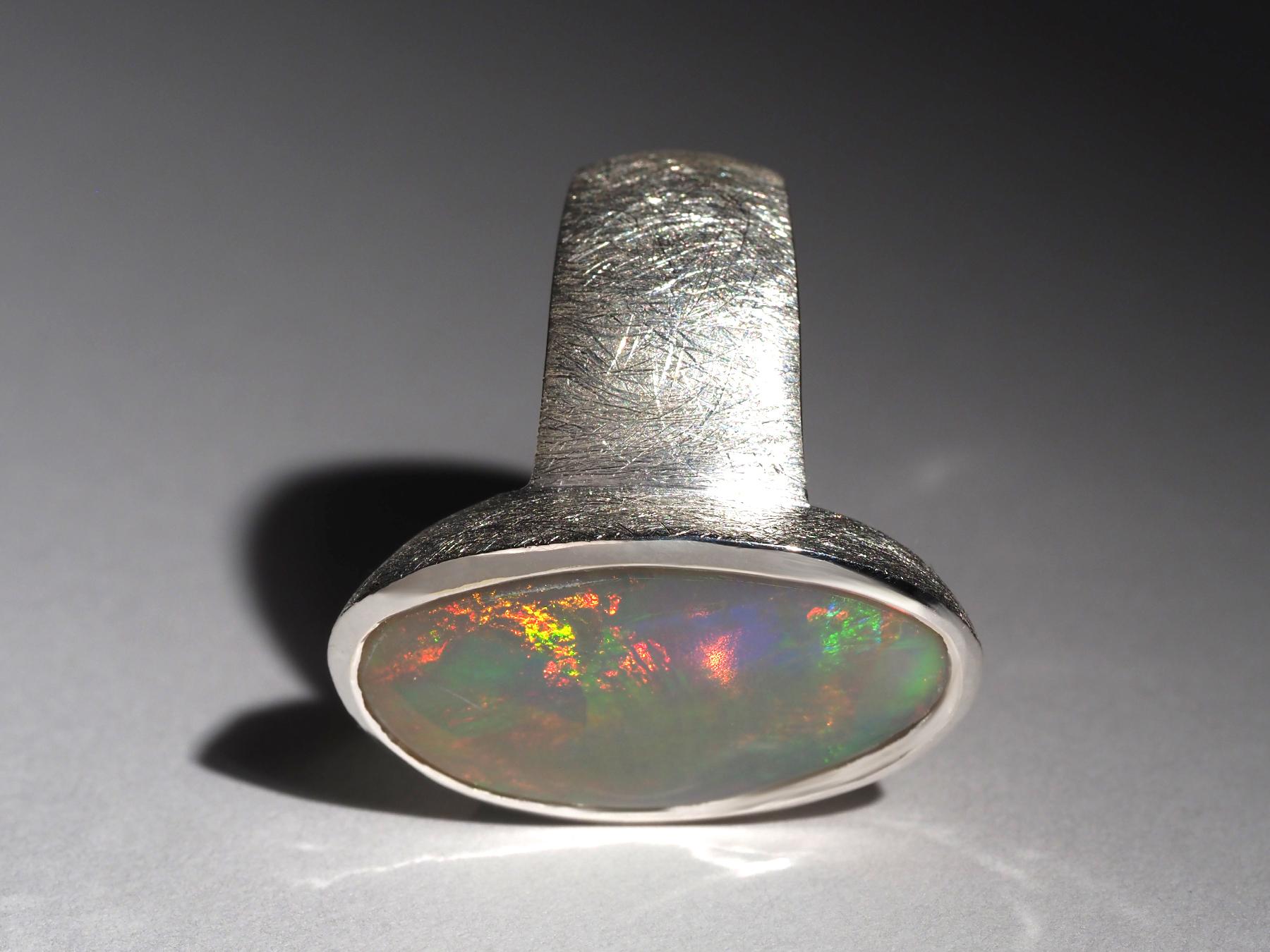 Weißer Edelopal Silber Statement Ring Unregelmäßige ovale Form im Zustand „Neu“ im Angebot in Berlin, DE