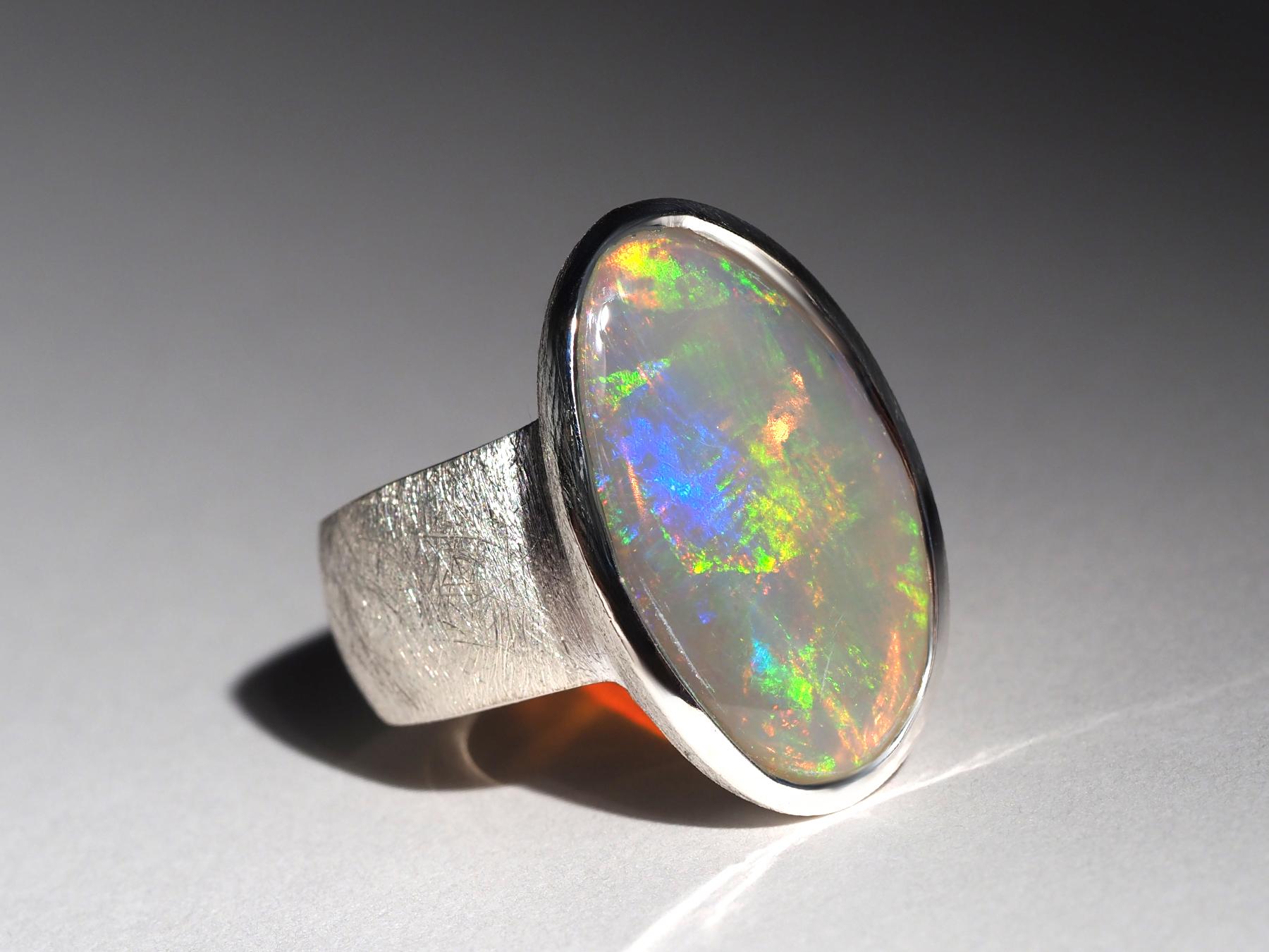 Weißer Edelopal Silber Statement Ring Unregelmäßige ovale Form für Damen oder Herren im Angebot