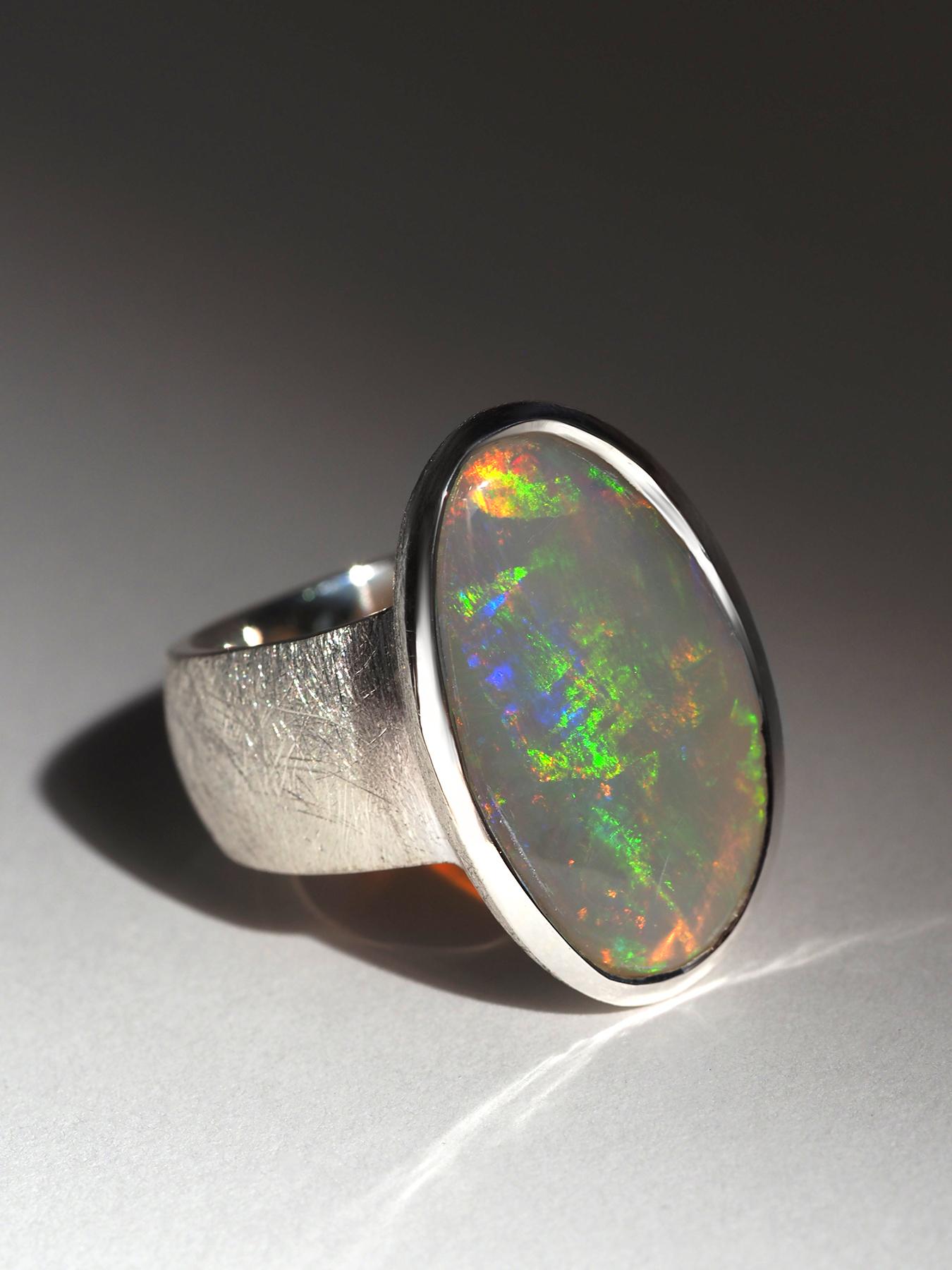 Weißer Edelopal Silber Statement Ring Unregelmäßige ovale Form im Angebot 1