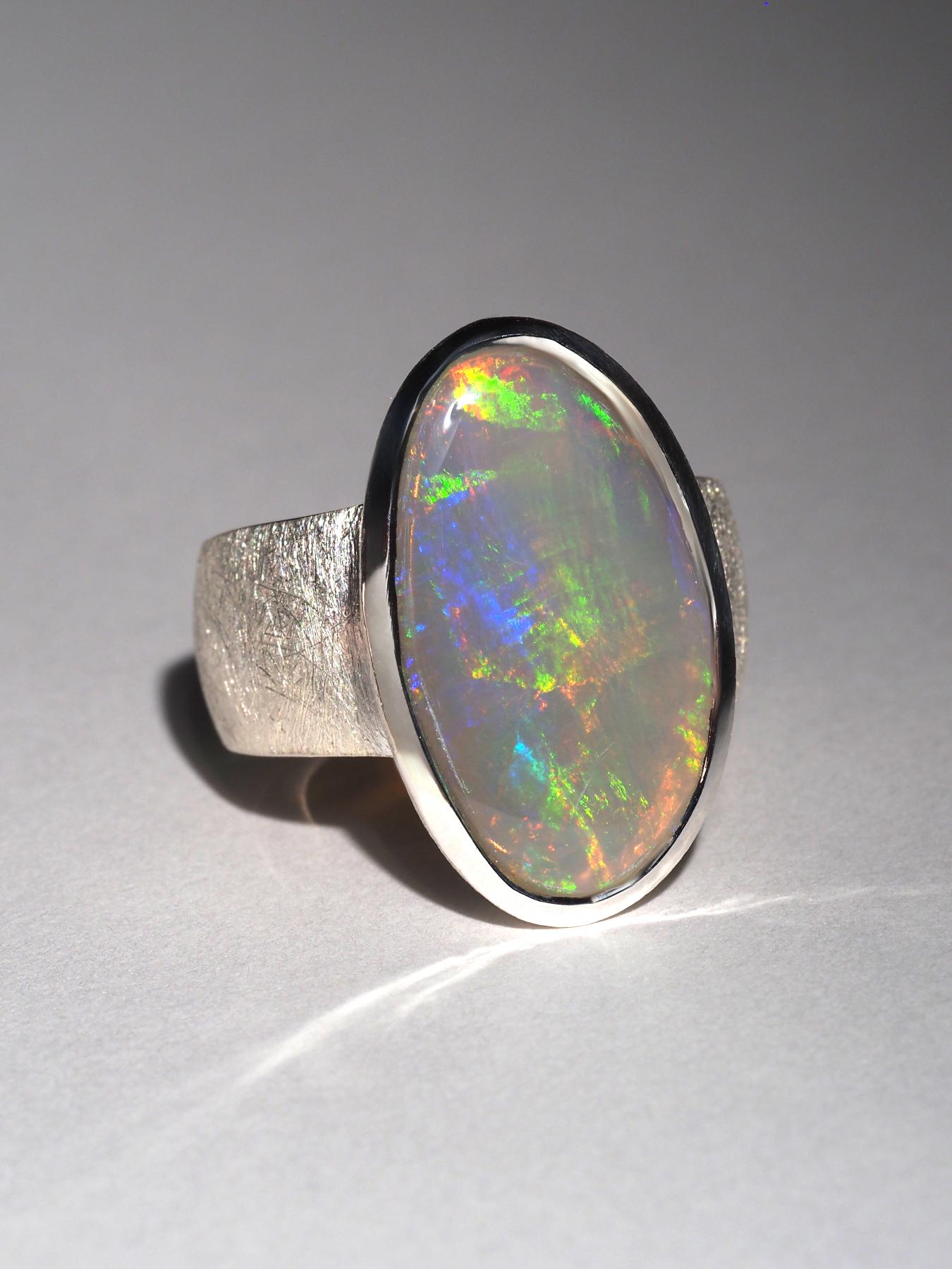 Weißer Edelopal Silber Statement Ring Unregelmäßige ovale Form im Angebot 3