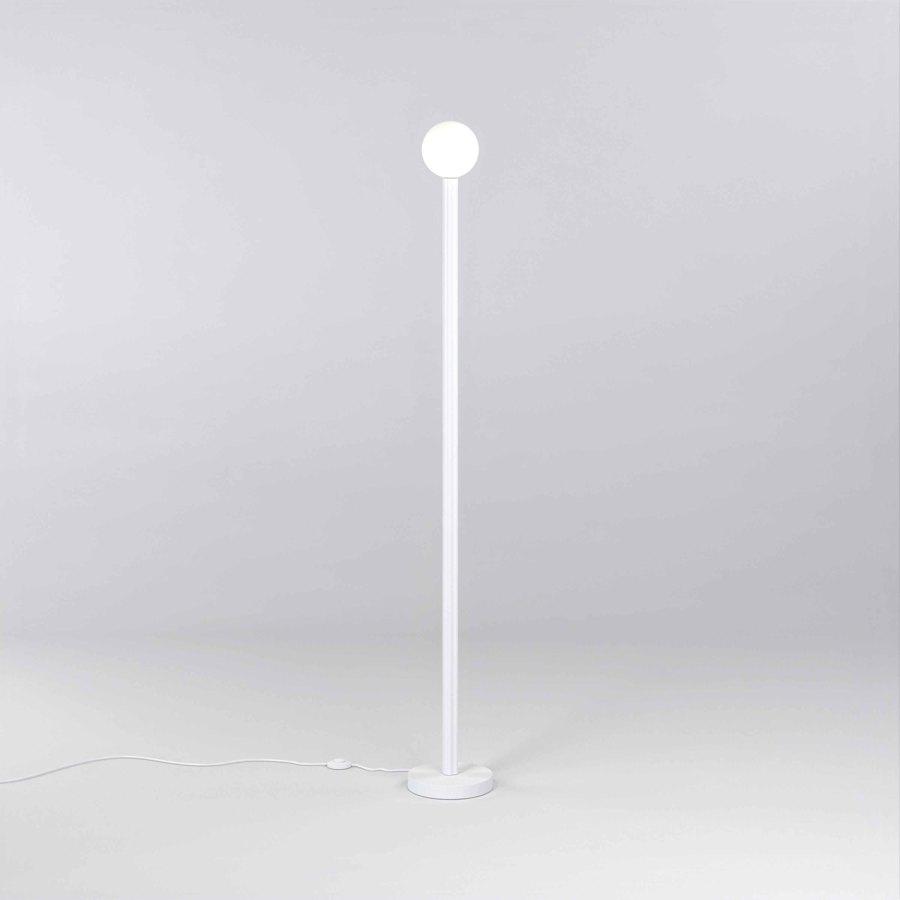 Stehlampe mit weißen Profilen von Atelier Areti
Abmessungen: D 20 x H 156,7 cm.
MATERIALIEN: Pulverbeschichtetes Metall, weißes Glas.

Erhältlich in anderen Farben. Bitte kontaktieren Sie uns.

Alle unsere Lampen können je nach Land verkabelt