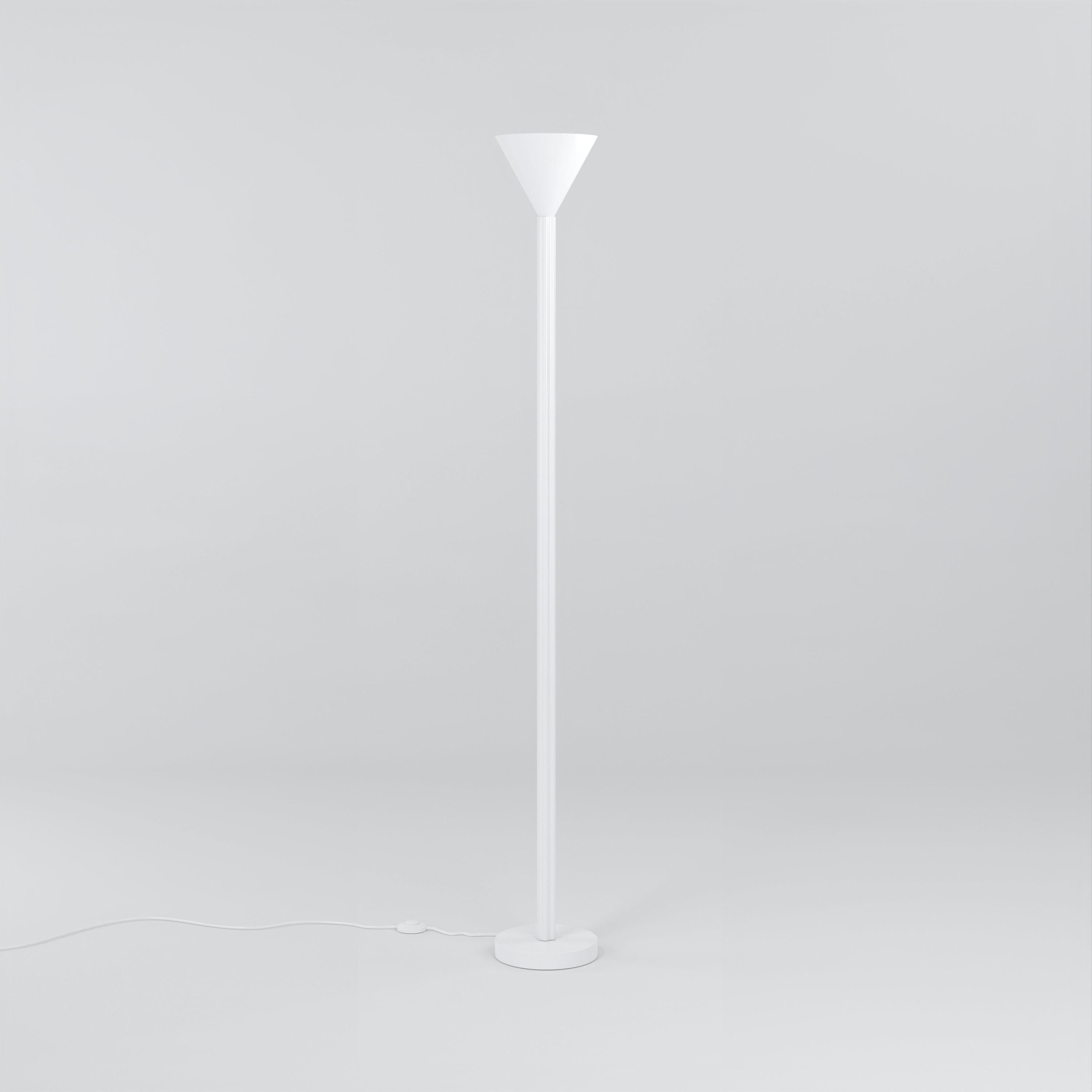 Stehlampe mit weißen Profilen von Atelier Areti
Abmessungen: D 20 x H 159 cm.
MATERIALIEN: Pulverbeschichtetes Metall.

Erhältlich in anderen Farben. Bitte kontaktieren Sie uns.

Alle unsere Lampen können je nach Land verkabelt werden. Wenn es in