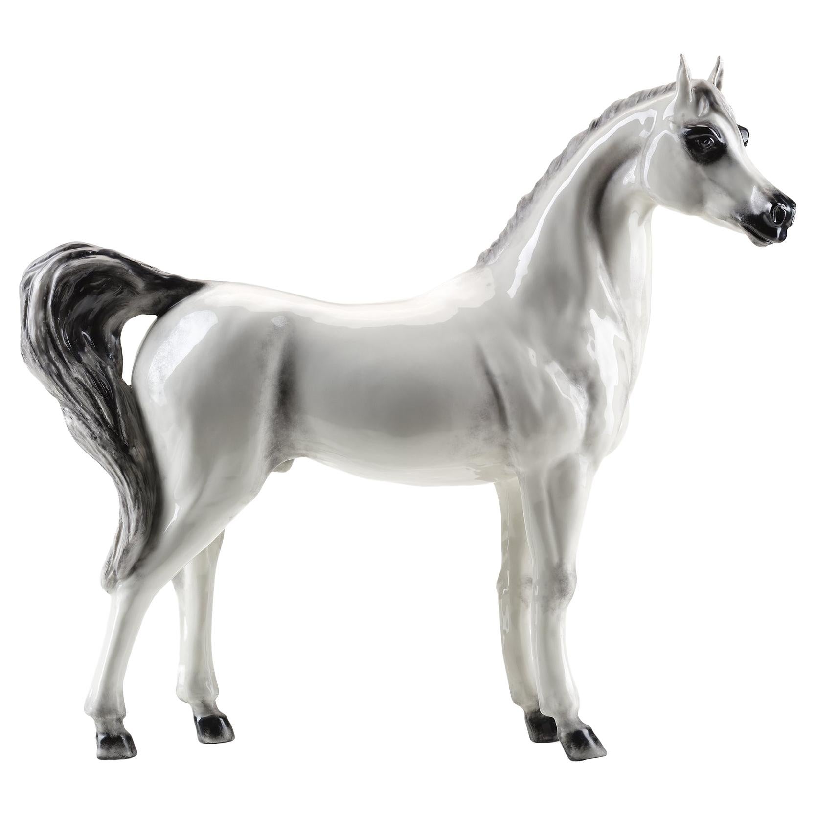 Escultura de caballo blanco de pura raza