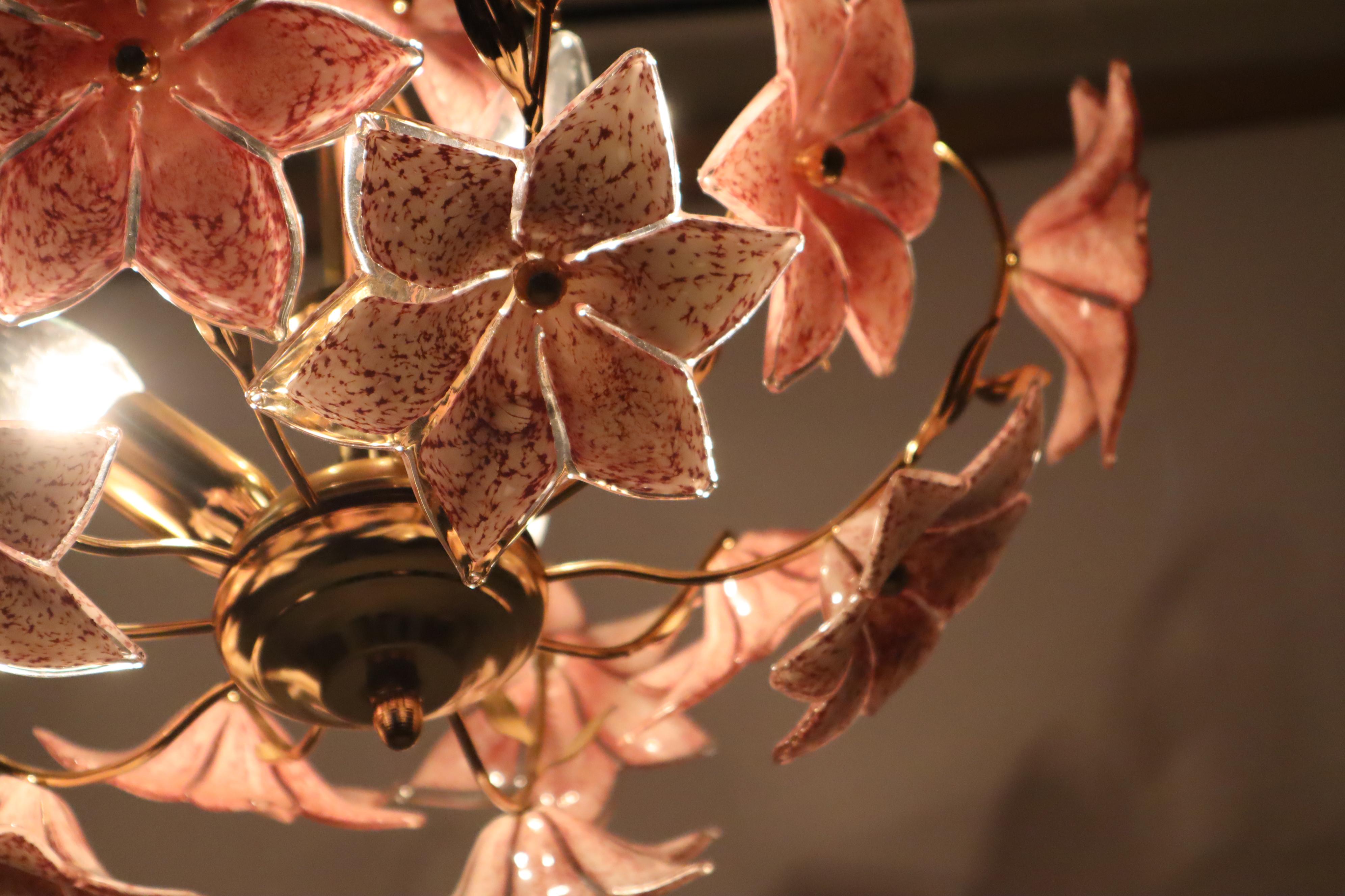 White Purple-Pink flowered Murano Chandelier 1980s Italy. 3