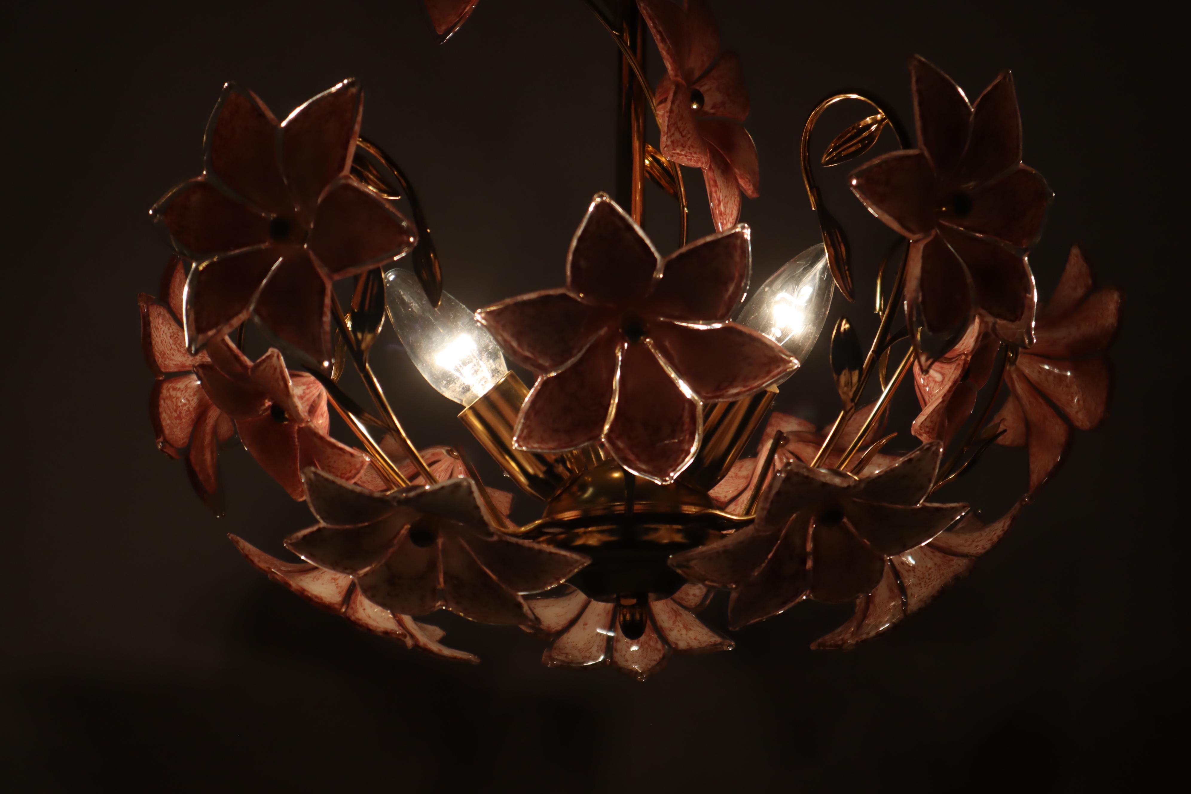 White Purple-Pink flowered Murano Chandelier 1980s Italy. 4