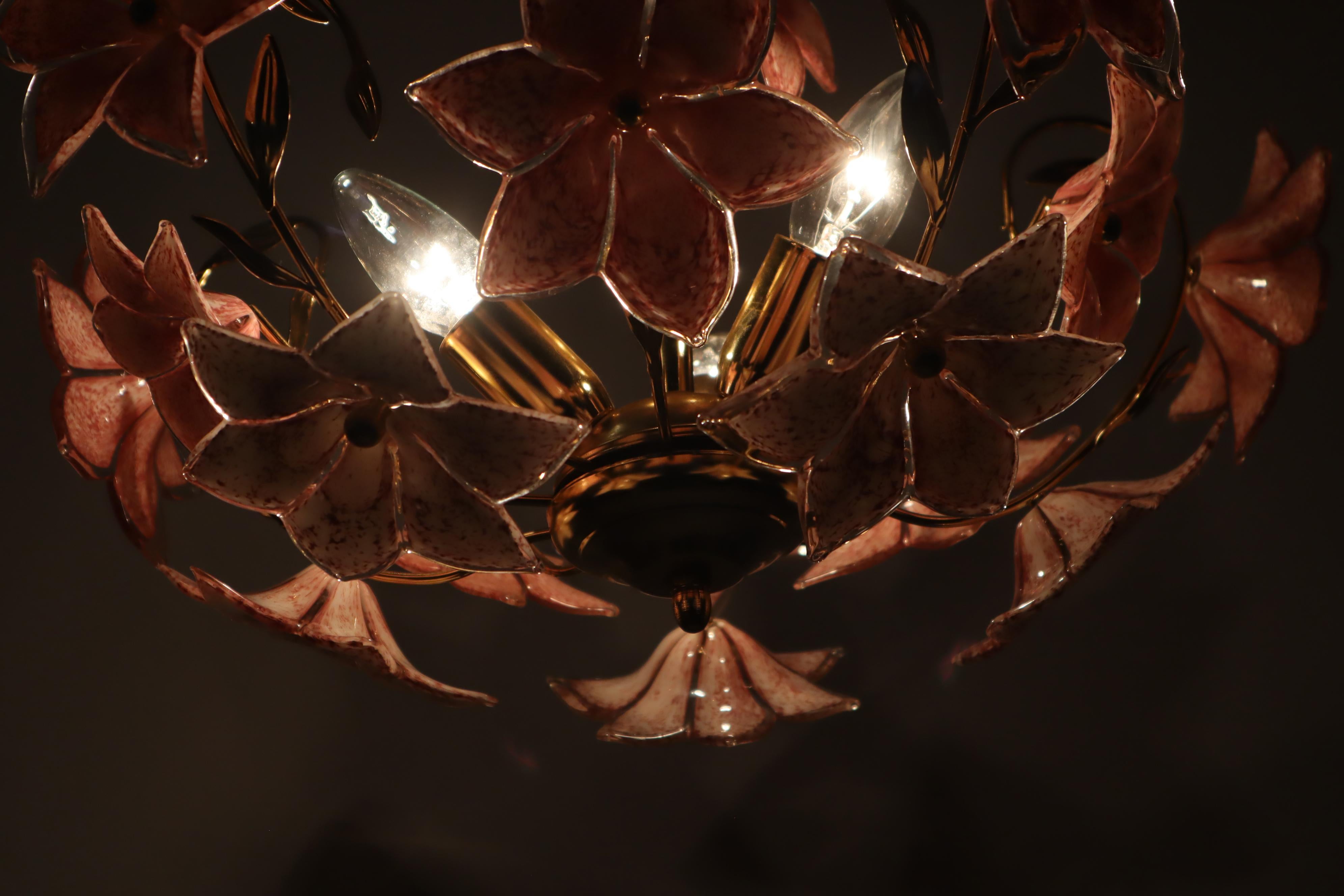 White Purple-Pink flowered Murano Chandelier 1980s Italy. 5