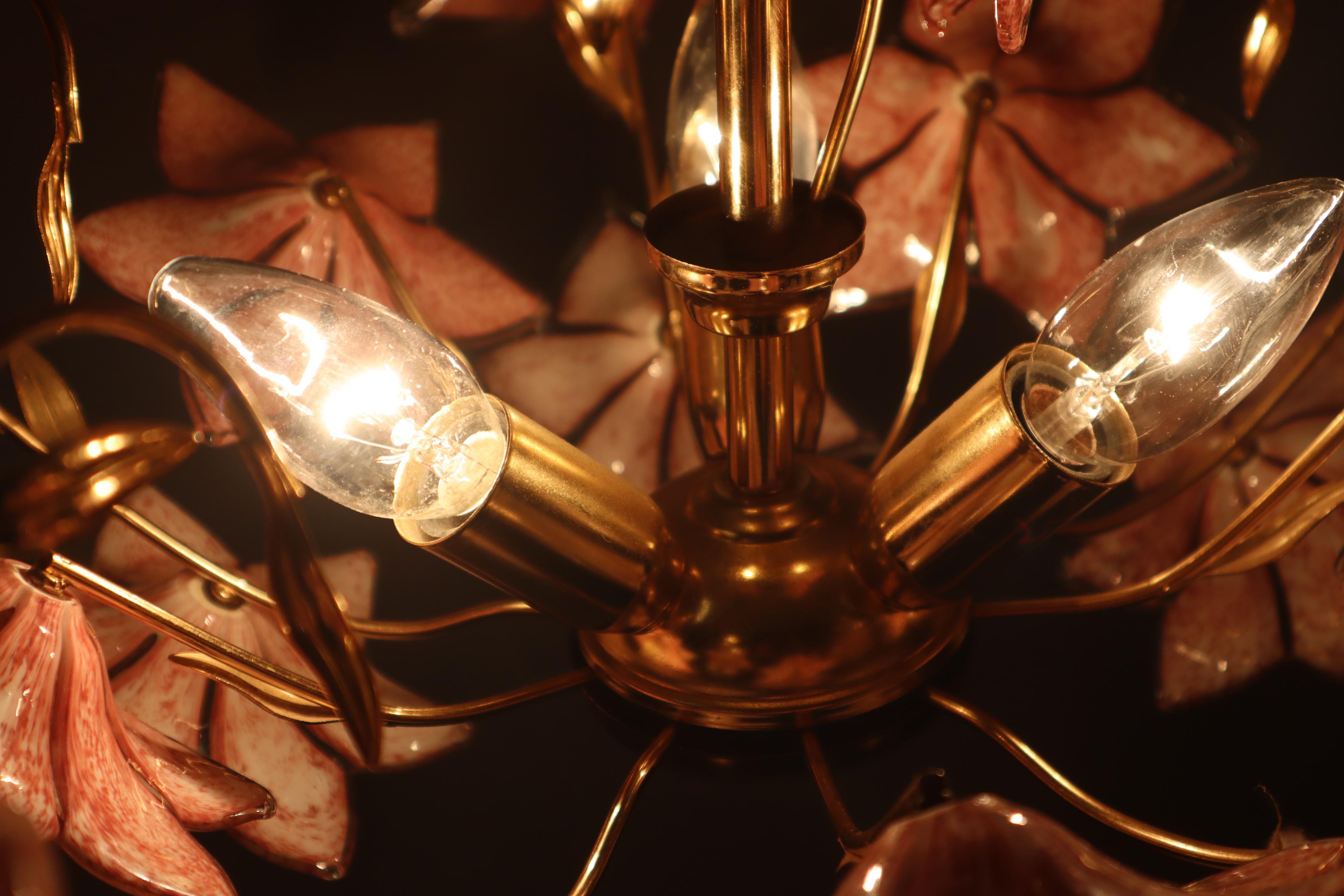 White Purple-Pink flowered Murano Chandelier 1980s Italy. 7
