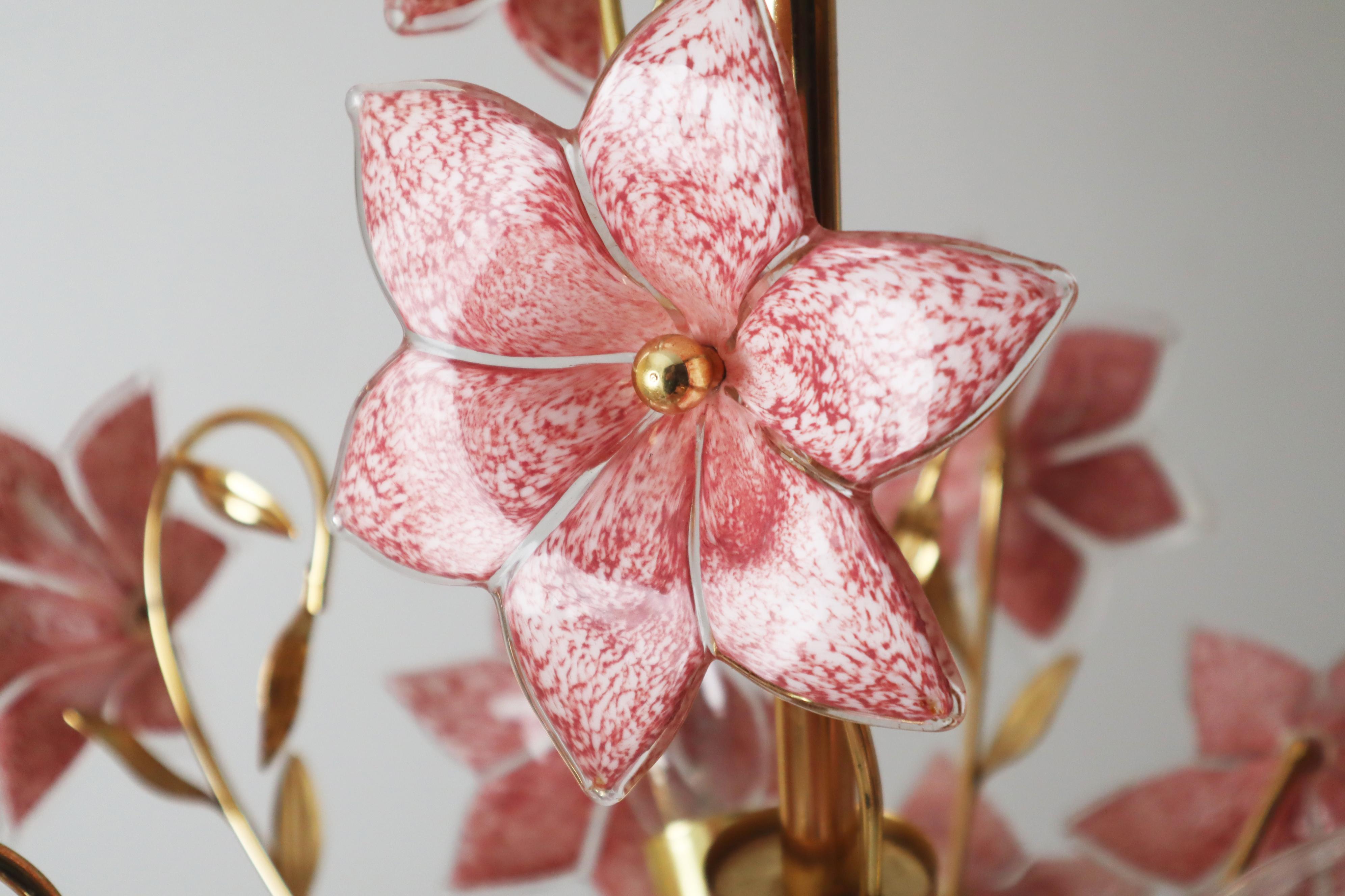 Hollywood Regency White Purple-Pink flowered Murano Chandelier 1980s Italy.